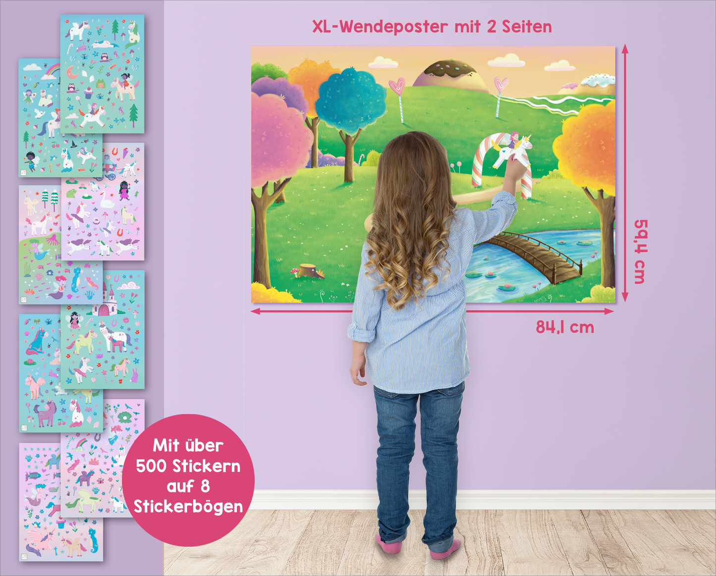 Gezeigt wird eine Innen- oder Zusatzansicht von „Mein XL Sticker-Poster Einhörner“. Das Bild zeigt das Poster in Aktion. Ein Mädchen mit langen welligen Haaren ist von hinten zu sehen; sie steht vor dem Wendeposter und stickert gerade ein Einhorn darauf. Das Poster zeigt eine malerische, magische Landschaft mit bunten Bäumen und einem süßen Fluss. Das Plakat hängt an einer zarlila Wand und der Boden besteht aus Holz. Links sind in einer Spalte die Stickerbögen abgebildet, die es in...