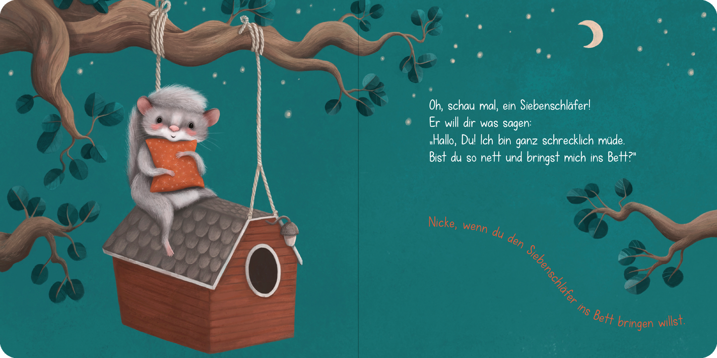 Gezeigt wird eine Innen- oder Zusatzansicht von „Gute Nacht! Sei so nett und bring mich ins Bett!“. Im Fokus steht ein niedlicher Siebenschläfer, der auf einem kleinen Vogelhaus sitzt und ein Buch hält. Die Illustration ist in sanften Farben gehalten, hauptsächlich in einem beruhigenden Blau mit grünen Blättern, während der Siebenschläfer mit grauem Fell und einer roten Mütze dargestellt ist. Die Schrift ist verspielt und gut lesbar, in warmen, freundlichen Tönen.
