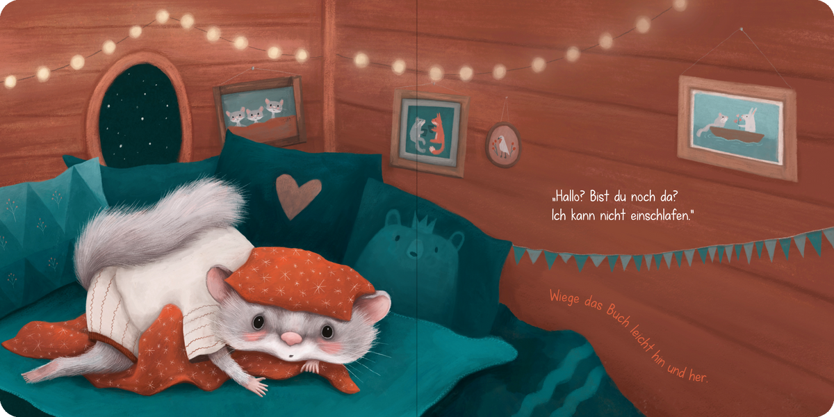Gezeigt wird eine Innen- oder Zusatzansicht von „Gute Nacht! Sei so nett und bring mich ins Bett!“. Die Illustration zeigt ein gemütliches Schlafzimmer mit sanften, dunklen Farben in Blau und Braun. Ein niedliches Tier in einem orangefarbenen Schlafanzug liegt auf einer weichen Bettdecke und blickt fragend. Um das Tier herum sind Kissen in verschiedenen Farben, ein Fenster mit einem beruhigenden Ausblick und Lichtergirlanden, die eine warme Atmosphäre schaffen. Am Rand des Bildes steht...