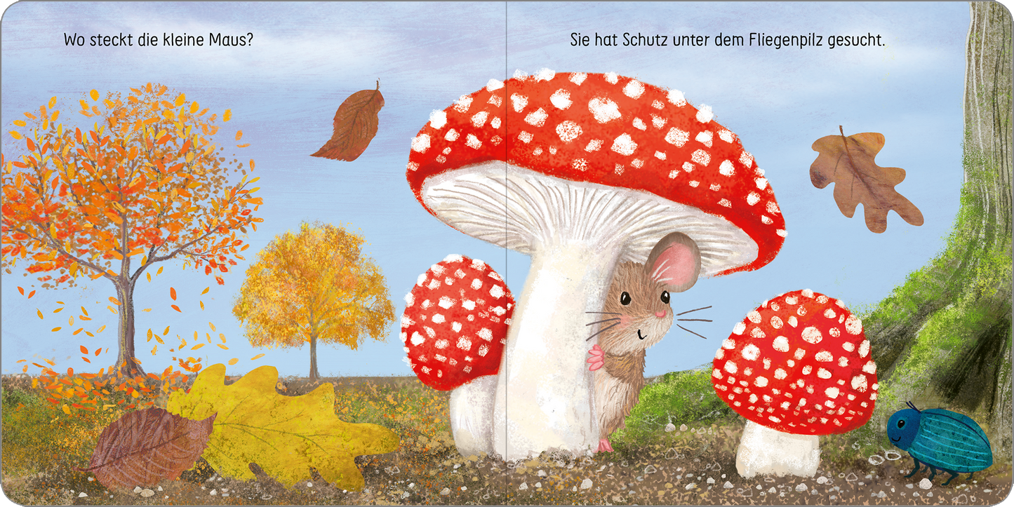 Gezeigt wird eine Innen- oder Zusatzansicht von „Kuckuck, kleines Eichhörnchen!“. Die Illustration zeigt eine niedliche Maus, die sich unter einem großen, roten Fliegenpilz mit weißen Punkten versteckt. Im Hintergrund sind bunte Herbstblätter in Gelb, Orange und Braun zu sehen. Links steht ein gelbblättriger Baum, während rechts ein kleiner Käfer in blauer Farbe dargestellt ist. Die Schrift ist in klar lesbarer, kindgerechter Typografie gehalten, die die Handlung des Bildes...