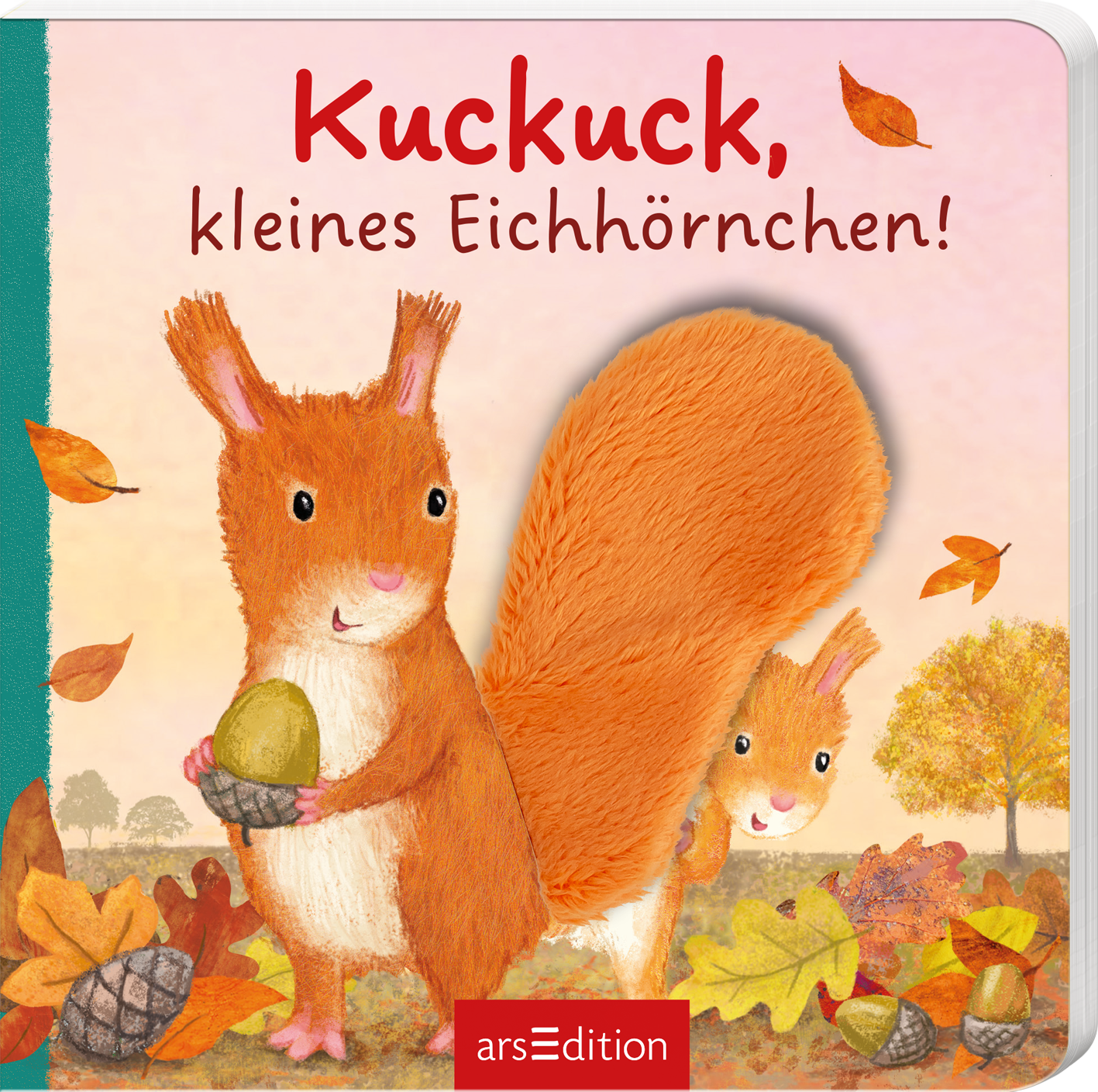 Das Buchcover zeigt zwei fröhliche Eichhörnchen vor einer herbstlichen Kulisse mit bunten Laubbäumen und Laub. Das erste Eichhörnchen hält eine Eichel in den Händen, während das zweite mit einem großen, buschigen Schwanz auf der rechten Seite positioniert ist. Der Hintergrund ist in sanften Pastelltönen gehalten, und der Titel „Kuckuck, kleines Eichhörnchen!“ ist in großen, spielerischen Buchstaben oben platziert. Ganz unten mittig steht der Logoschriftzug von arsEdition.