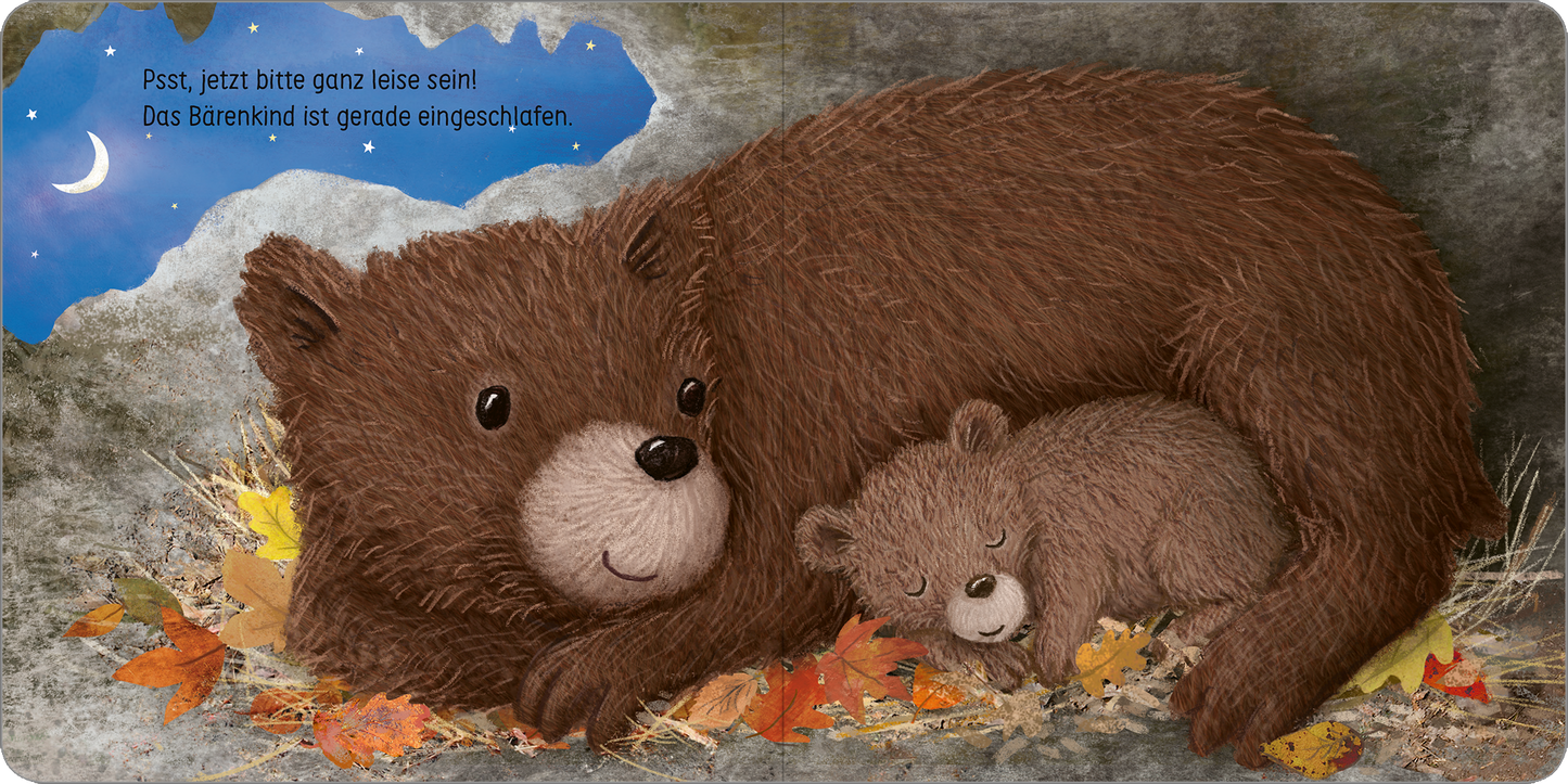 Gezeigt wird eine Innen- oder Zusatzansicht von „Schlaf gut, kleine Eule!“. Die Illustration zeigt eine große, braune Bärin, die zusammen mit ihrem kleinen Bärenkind in einer gemütlichen Stellung liegt. Der Hintergrund enthält einen nächtlichen Himmel mit einem Halbmond und verstreuten, stilisierten Wolken. Die warmen Farben der herbstlichen Blätter und die sanften Texturen der Bären verleihen dem Bild eine einladende und beruhigende Atmosphäre. Die Schrift ist verspielt und...