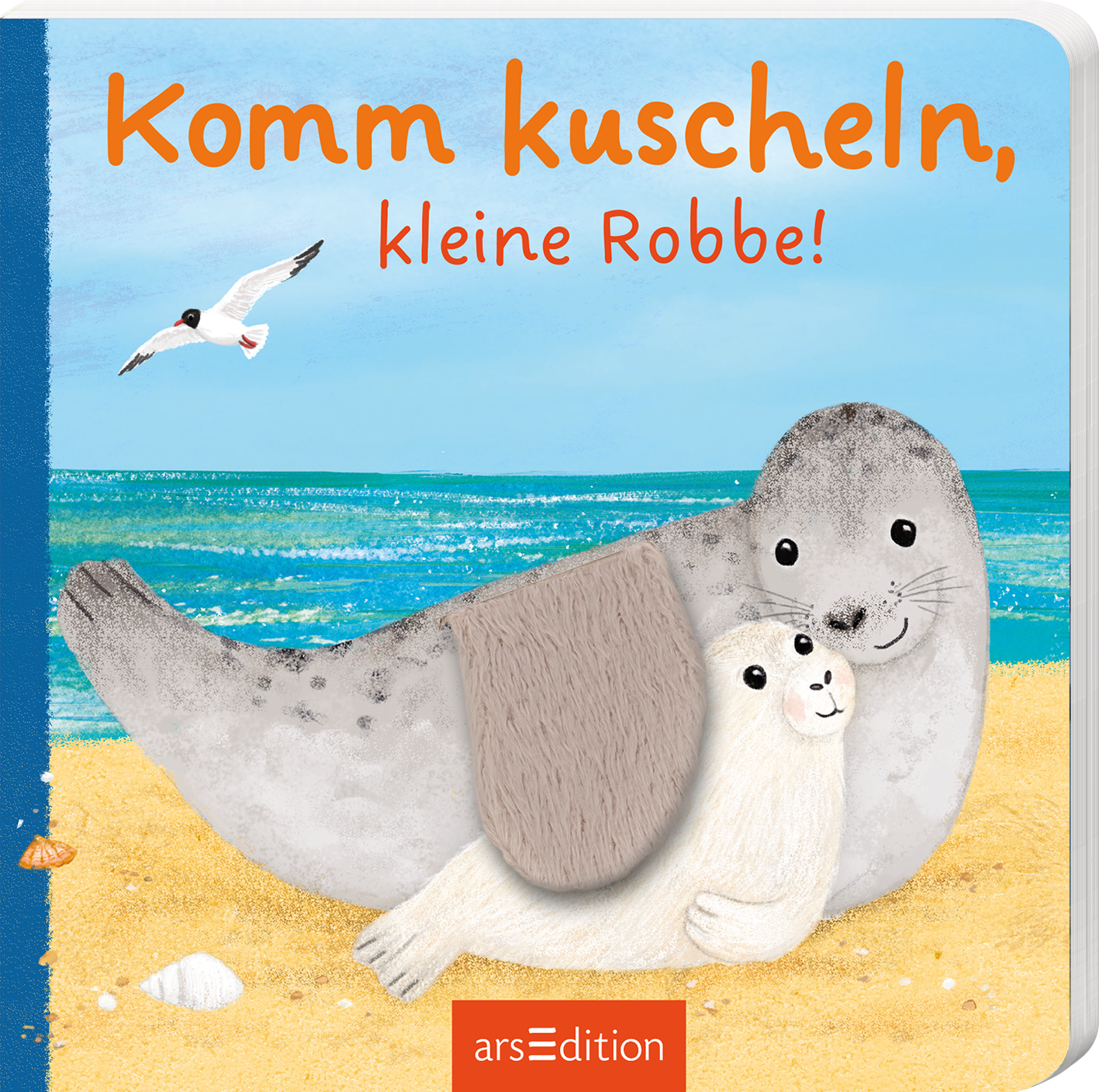 Das Buchcover zeigt eine liebevolle Illustration von zwei Robben am Strand. Die größere Robbe kuschelt sanft mit einem kleinen, flauschigen Robbenbaby. Der Hintergrund ist in sanften Blau- und Sandtönen gehalten, mit einem weiten Meer und einem hellen Himmel. Der Titel „Komm kuscheln, kleine Robbe!“ ist in auffälligem Orange oben platziert. Ganz unten mittig steht der Logoschriftzug von arsEdition.