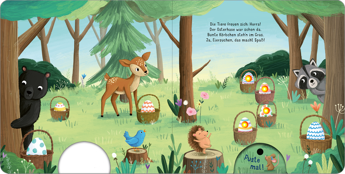 Gezeigt wird eine Innen- oder Zusatzansicht von „Mein liebstes Pustebuch – Frohe Ostern!“. Die Illustration zeigt einen fröhlichen Wald mit einem blauen Himmel und sanften Grüntönen. Im Vordergrund stehen ein Reh, ein Bär und ein Waschbär, die neugierig um bunte Ostereier herumstehen. Die Farben der Eier variieren, darunter leuchtende Pastelltöne. Die verspielte Schriftart lädt zum Lesen ein, während fröhliche Elemente wie Blumen und ein kleiner Vogel die festliche Stimmung...