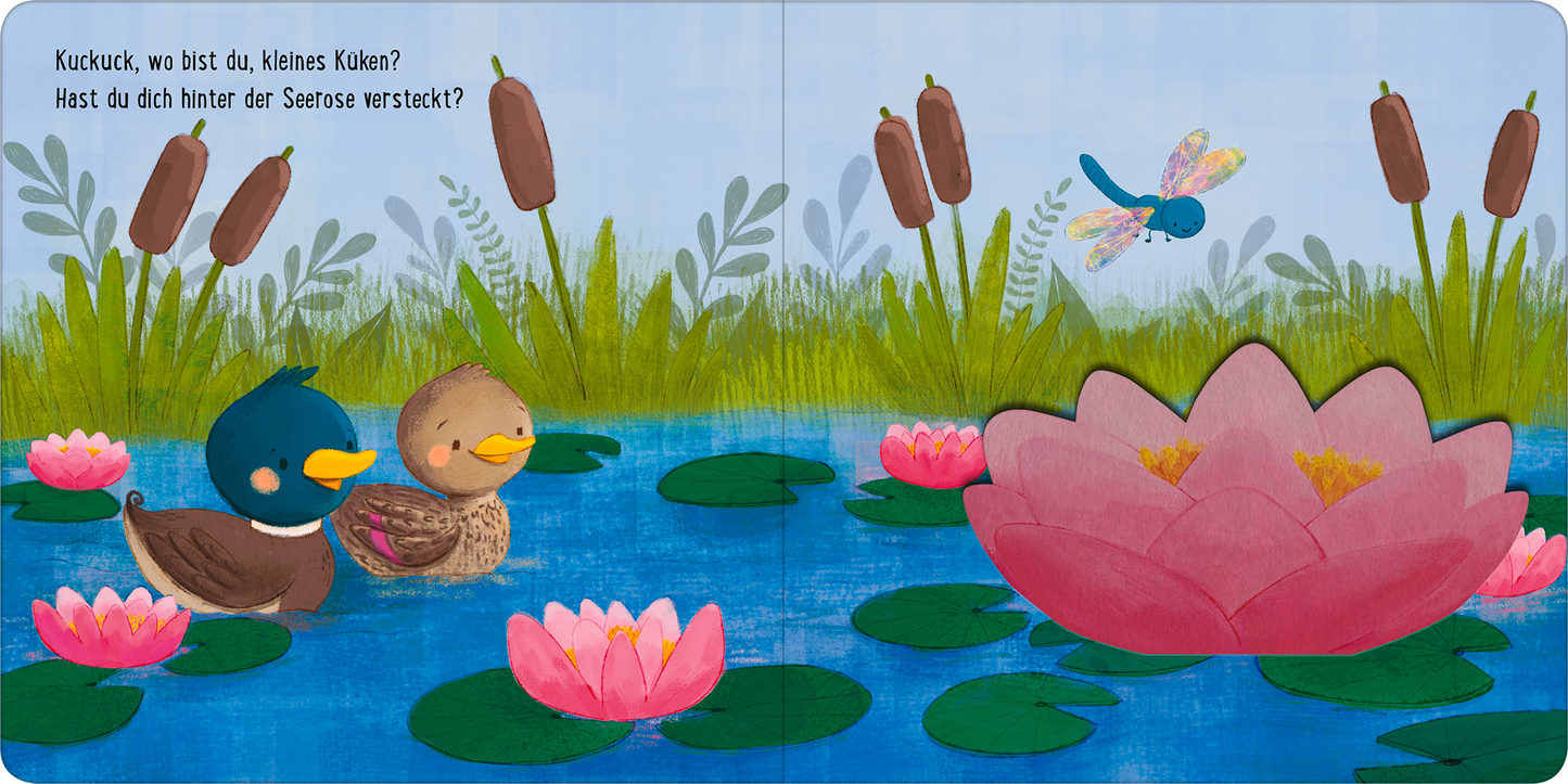 Gezeigt wird eine Innen- oder Zusatzansicht von „Kuckuck, wo bist du?“. Die Szene zeigt zwei Entchen, eines mit blauen und eines mit braunen Farbtönen, die auf einem blauen Teich schwimmen, umgeben von pinken Seerosen und grünem Schilf. Im Hintergrund sind sanfte, hellblaue Himmelstöne und eine kleine Libelle zu sehen. Die verspielte Typografie der Frage „Kuckuck, wo bist du, kleines Küken?“ befindet sich oben links im Bild.