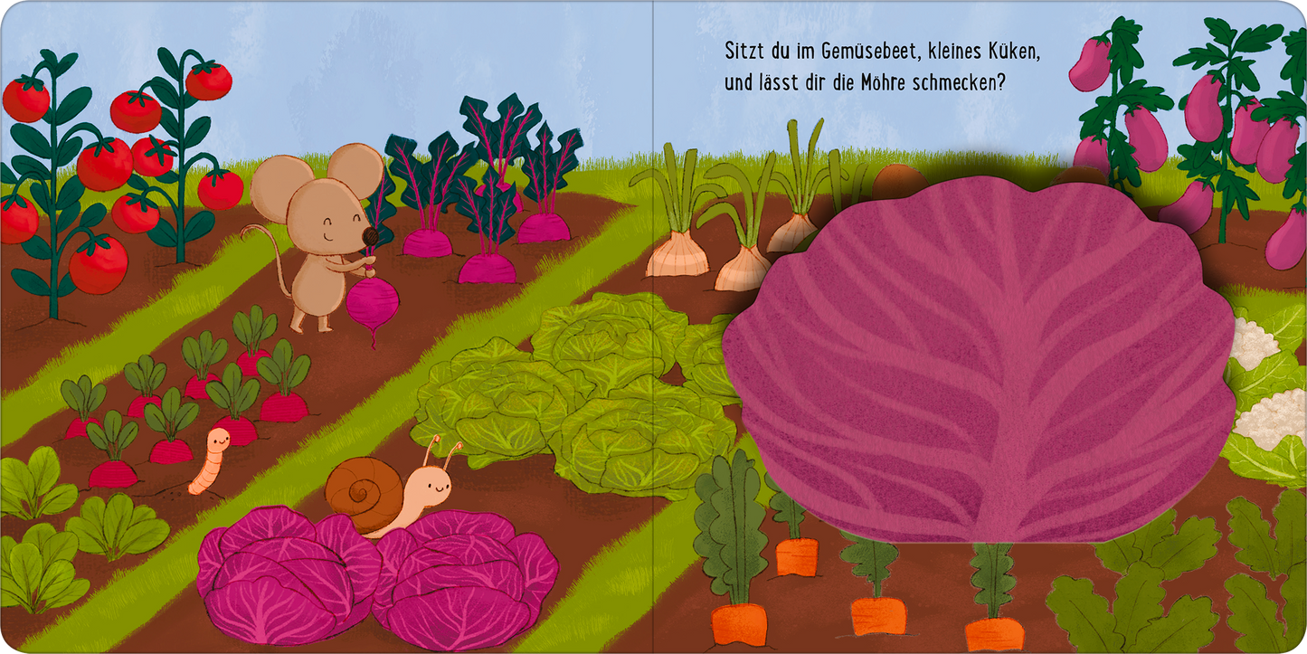 Gezeigt wird eine Innenansicht von „Kuckuck, wo bist du?“. Die Szene zeigt ein buntes Gemüsebeet mit verschiedenen Gemüsesorten, darunter rote Tomaten, grüne Pflanzen und lilafarbene Kohlköpfe. Eine kleine Maus steht zwischen den Pflanzen, während ein Schnecke sanft vorbeikriecht. Der Hintergrund ist hellblau, und der Text „Sitzt du im Gemüsebeet, kleines Küken, und lässt dir die Möhre schmecken?“ steht in einer verspielten, gut lesbaren Schriftart, die den kindlichen Charakter...