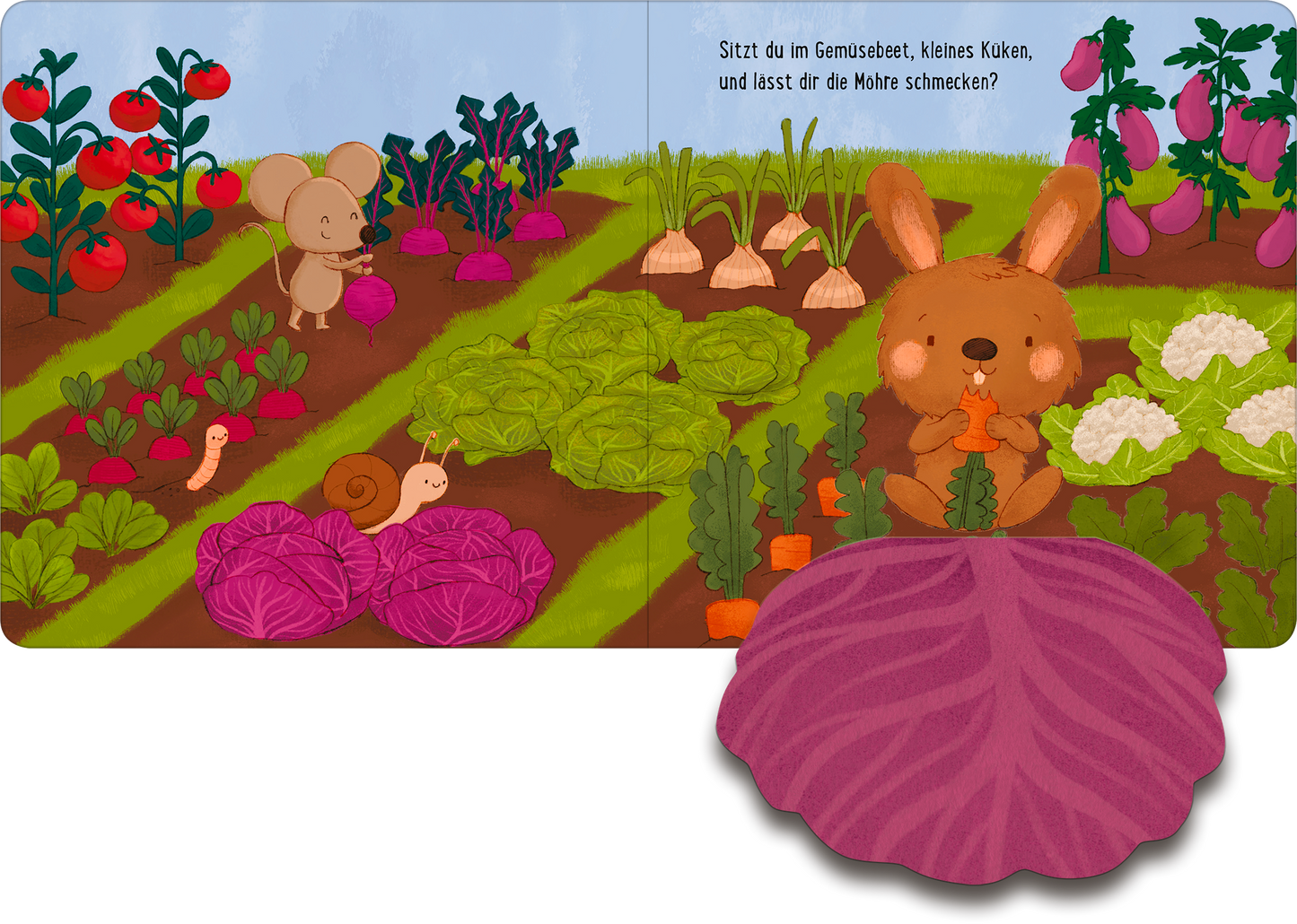 Gezeigt wird eine Innen- oder Zusatzansicht von „Kuckuck, wo bist du?“. Die Illustration zeigt eine bunte Gartenlandschaft mit verschiedenen Gemüsesorten wie Karotten, Kohl und Radieschen. Links sieht man eine Maus, die zwischen den Pflanzen sitzt, während ein Hase rechts gemütlich eine Möhre hält. Die Farben sind lebhaft und freundlich, mit grünem Gemüse, roten Tomaten und lila Pflanzen. Die Schrift am oberen Rand ist freundlich und kindgerecht gestaltet.