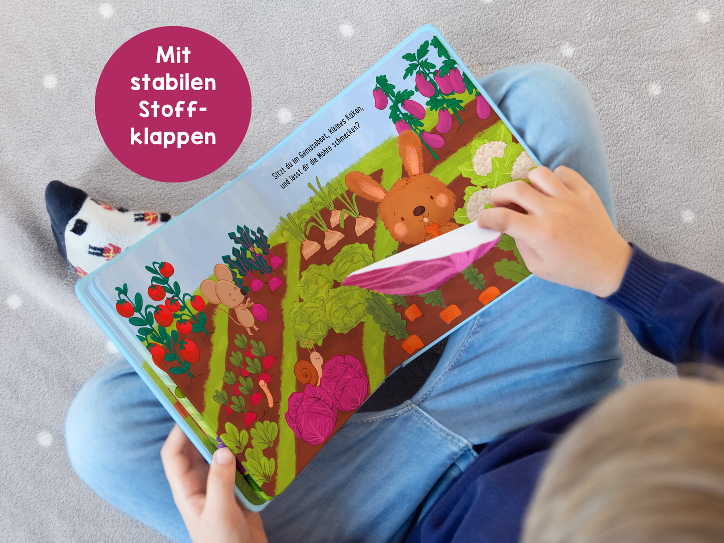 Gezeigt wird eine Innen- oder Zusatzansicht von „Kuckuck, wo bist du?“. Die Illustration zeigt einen bunten Garten mit verschiedenen Gemüsesorten wie Karotten, Radieschen und Kohl. Ein niedlicher, orangefarbener Hase ist zentral abgebildet und schaut neugierig. In der oberen linken Ecke steht die Frage: „Wo bist du, kleiner Hase?“, in einer kindgerechten, geschwungenen Schrift. Die Farbpalette ist lebhaft mit frischen Grüntönen und einem klaren Himmelshintergrund.