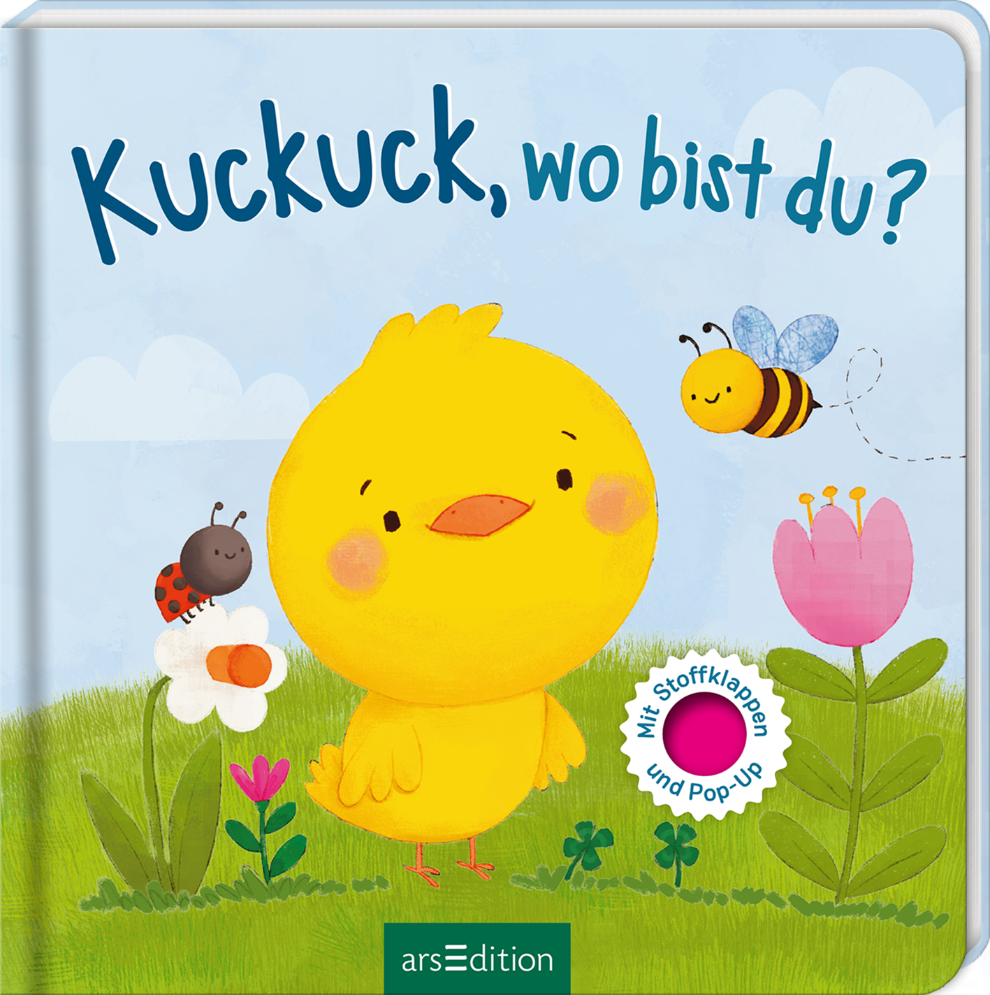 Das Buchcover zeigt ein fröhliches, gelbes Küken, das im Vordergrund steht und lächelt. Umsäumt wird es von bunten Blumen, einer niedlichen Biene und einem Käfer. Der Hintergrund ist in sanften Grüntönen gehalten, mit blauen Himmel und weißen Wolken, die eine freundliche Atmosphäre schaffen. Der Titel „Kuckuck, wo bist du?“ ist in lebendiger, blauer Schrift platziert. Unten rechts befindet sich ein Aufkleber mit dem Text „Mit Stoffklappen und Pop-Up“. Ganz unten mittig steht...