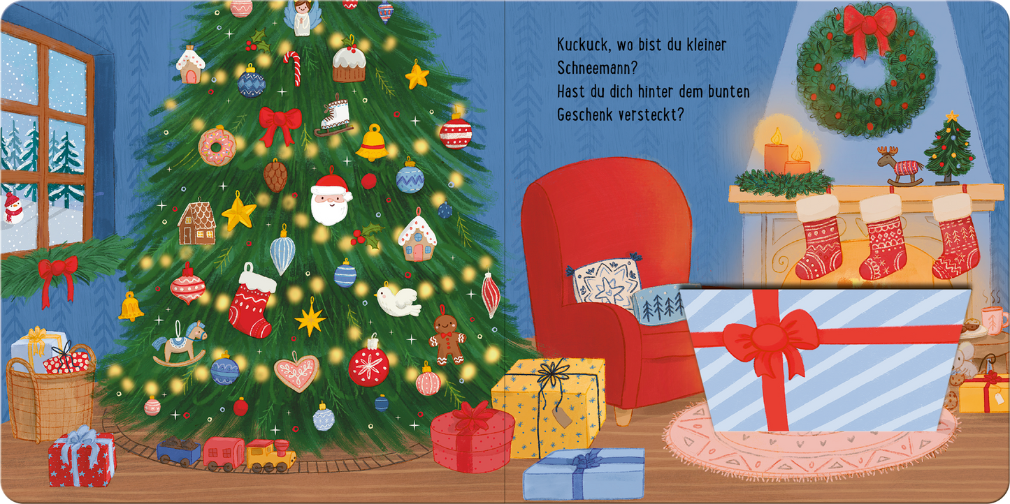 Gezeigt wird eine Innen- oder Zusatzansicht von „Kuckuck, wo bist du? Im Winter“. Die farbenfrohe Illustration zeigt einen festlich geschmückten Weihnachtsbaum mit zahlreichen bunten Ornamenten und Lichtern. Rechts befindet sich ein Kamin mit bunten Strümpfen, während links Geschenke in verschiedenen Größen und Farben gestapelt sind. Die Wände sind in sanftem Blau gehalten und schaffen eine gemütliche Atmosphäre. Der Text in der linken oberen Ecke ist in einer kindgerechten...