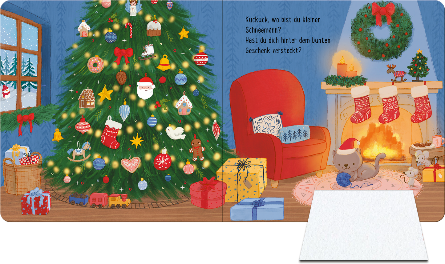 Gezeigt wird eine Innen- oder Zusatzansicht von „Kuckuck, wo bist du? Im Winter“. Im Vordergrund steht ein großer Weihnachtsbaum, geschmückt mit bunten Ornamenten und Lichtern. Links ist ein gemütlicher roter Sessel zu sehen, umgeben von Geschenken in verschiedenen Farben. Rechts steht ein Kamin mit roten Strümpfen und einem lodernden Feuer. Die typografische Gestaltung enthält die Aufforderung: „Kuckuck, wo bist du kleiner Schneemann?“ in einer verspielten, kindgerechten...