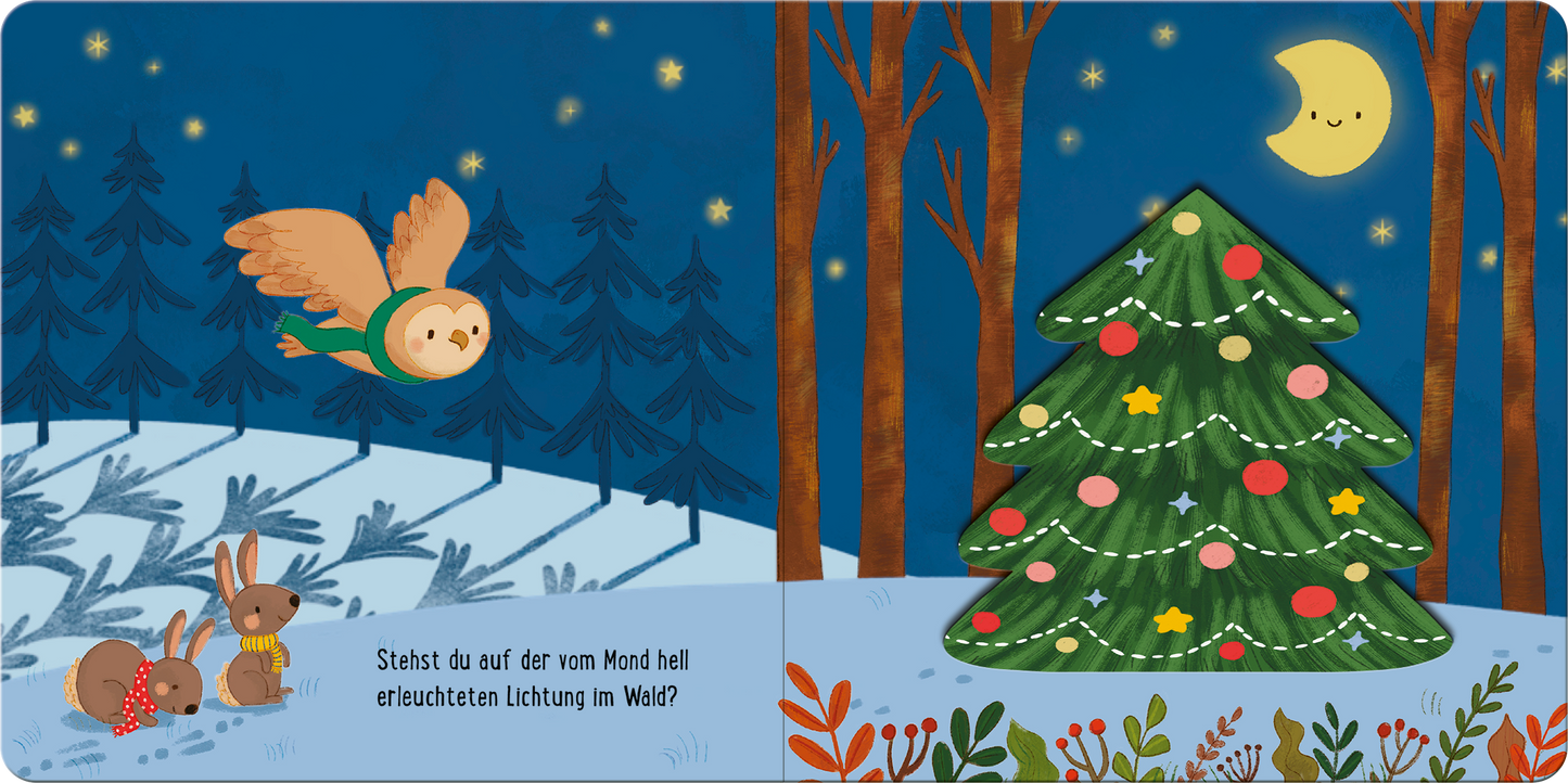 Gezeigt wird eine Innen- oder Zusatzansicht von „Kuckuck, wo bist du? Im Winter“. Die Illustration zeigt eine Nachtlandschaft mit einem tiefblauen Himmel, in dem ein lächelnder Mond schimmert. Im Vordergrund fliegen ein Eule und zwei Hasen in einer verschneiten Szene. Ein prächtig geschmückter Weihnachtsbaum in Grüntönen steht auf der rechten Seite. Die Schrift ist in einer verspielten, gut lesbaren Typografie gehalten und ergänzt die winterliche Stimmung.