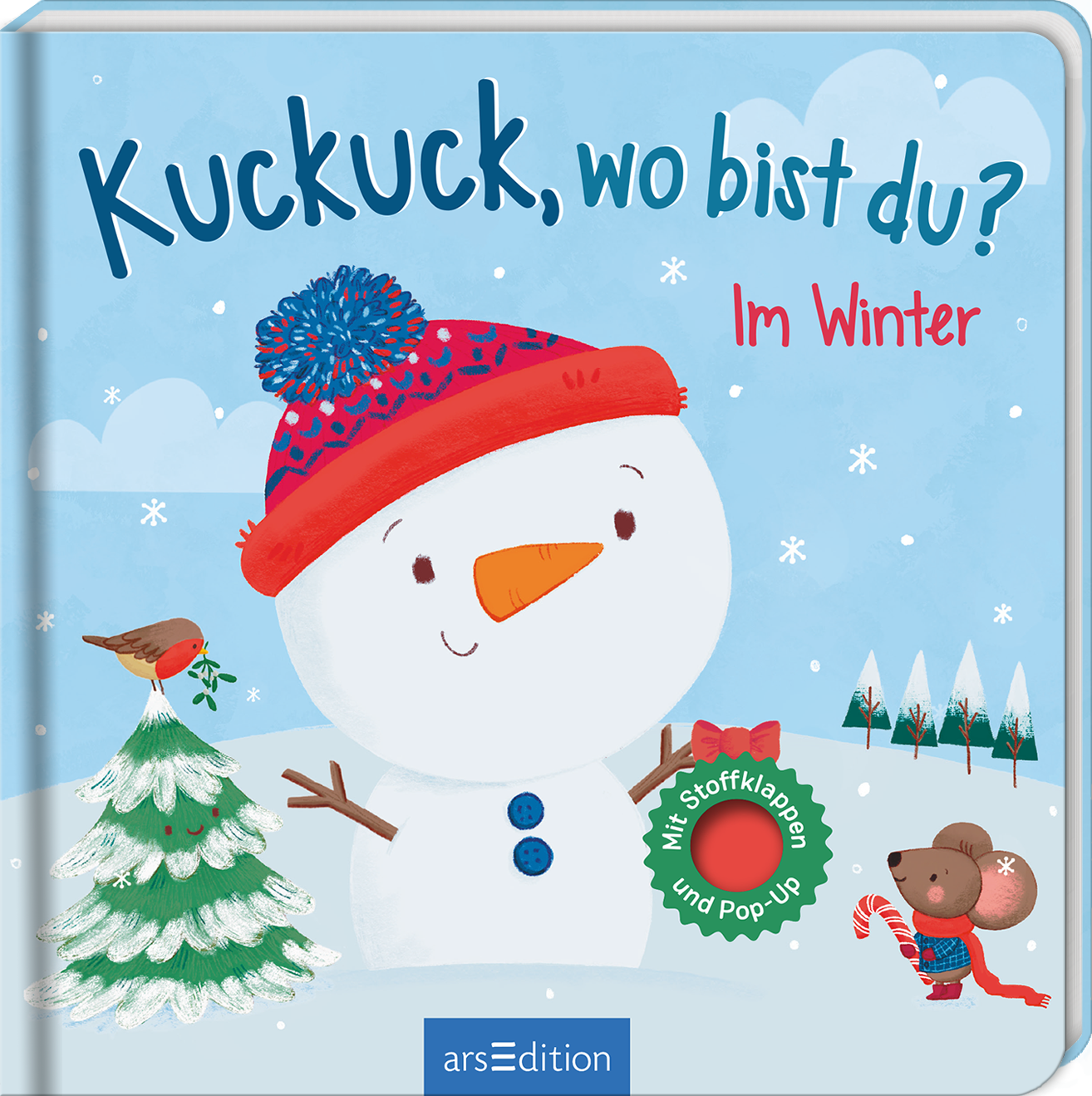 Auf dem Buchcover „Kuckuck, wo bist du? Im Winter“ ist ein fröhlicher Schneemann mit roter Mütze und blauer Bommel abgebildet. Um ihn herum sind winterliche Elemente wie ein Tannenbaum und ein Vogel zu sehen. Der Titel ist in verspielter roter Schrift oben links platziert. Unten rechts befindet sich ein grüner Button mit der Aufschrift „Mit Stoffklappen und Pop-Up“. Ganz unten mittig steht der Logoschriftzug von arsEdition.