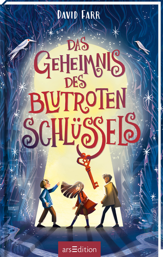 Ein mystischer Wald mit blauen und lila Farbtönen umgibt die Protagonisten. In der Mitte steht ein leuchtend roter Schlüssel, während die drei Figuren – ein Junge und ein Mädchen auf der linken Seite sowie ein weiterer Junge auf der rechten – gebannt schauen. Der Titel „Das Geheimnis des blutroten Schlüssels“ ist in verschnörkelter Schrift zentral platziert. Ein „SPIEGEL Bestseller“-Button ist oben links zu sehen. Ganz unten mittig steht der Logoschriftzug von arsEdition.