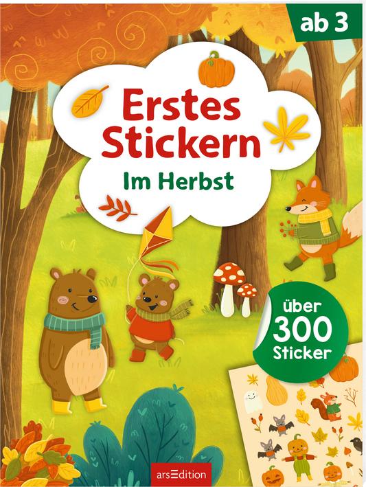 Das dreidimensionale Buchcover zeigt eine bunte herbstliche Szene mit einer Vielzahl von orange-gelben Blättern und einer warmen, einladenden Farbpalette. In der Mitte steht der Titel „Erstes Stickern“ in auffälligem Rot, darunter der Untertitel „Im Herbst“ in Grün in einer weißen Wolke. Zwei niedliche Bären mit Schals und ein fröhlicher Fuchs spielen in der Herbstlandschaft. Rechts befindet sich ein kreisförmiger Button mit dem Text „über 300 Sticker“. Ein beispielhafter...