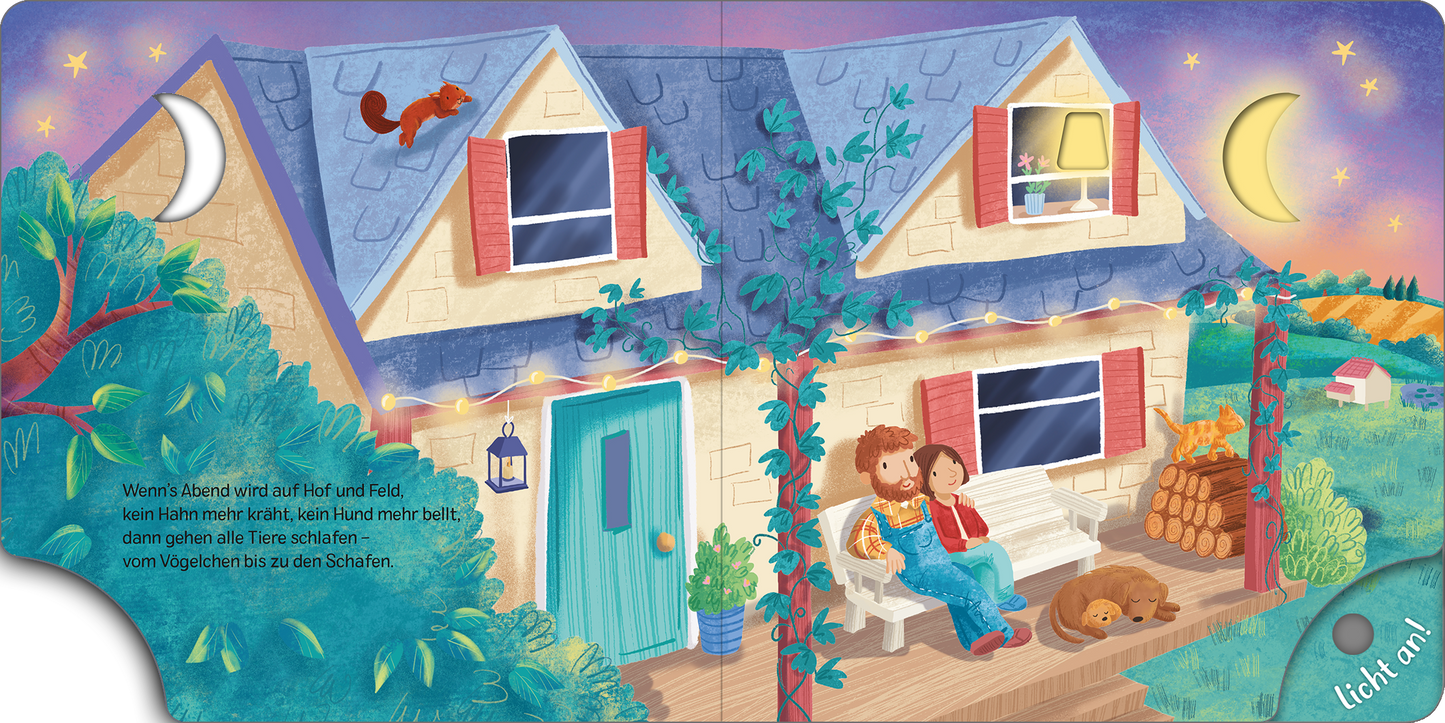 Gezeigt wird eine Innen- oder Zusatzansicht von „Mein Schlummer-Licht-Buch: Gute Nacht, Bauernhof“. Die Illustration zeigt ein gemütliches Haus mit einer blauen Dachdeckung und roten Fensterläden. Auf der Veranda sitzen zwei Figuren, ein Mann und eine Frau, und genießen die Abendstimmung. Ein Hund liegt neben ihnen, während ein Eichhörnchen auf dem Dach sitzt. Der Hintergrund ist in sanften violetten und orangefarbenen Tönen gehalten, mit einem Mond und funkelnden Sternen am Himmel....