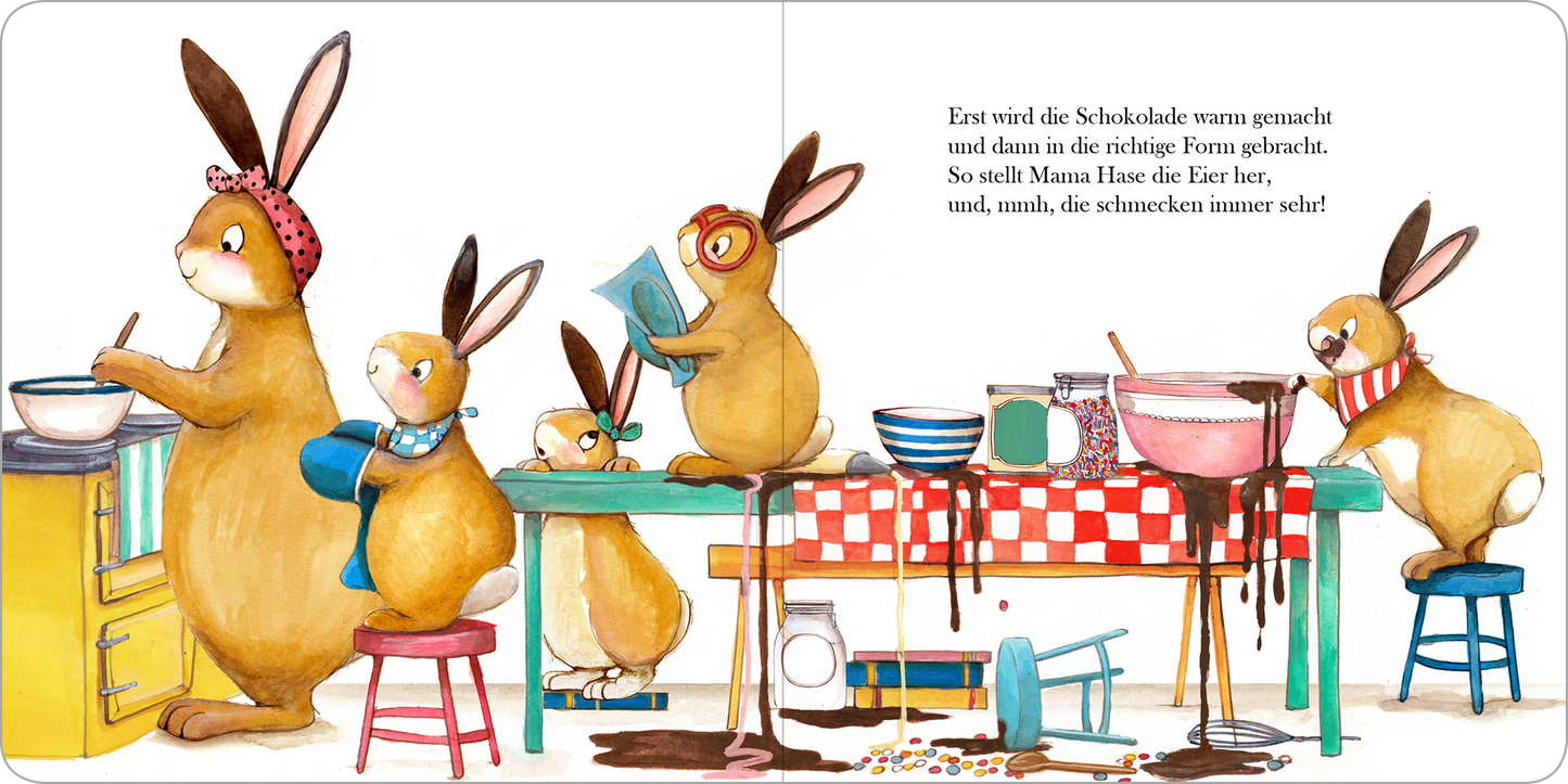 Gezeigt wird eine Innen- oder Zusatzansicht von „Meine schönsten Ostergeschichten“. Die Illustration zeigt mehrere braune Hasen, die in einer bunten Küche beschäftigt sind. Die Hasen tragen verschiedene Schürzen und Hüte. Sie rühren in Schüsseln und sammeln Zutaten, während Schokolade auf den Tischen verteilt ist. Die Farben sind warm und einladend, mit einem rot-weiß karierten Tischtuch und pastellfarbenen Küchenutensilien. Die freundliche, verspielte Typografie ergänzt den...