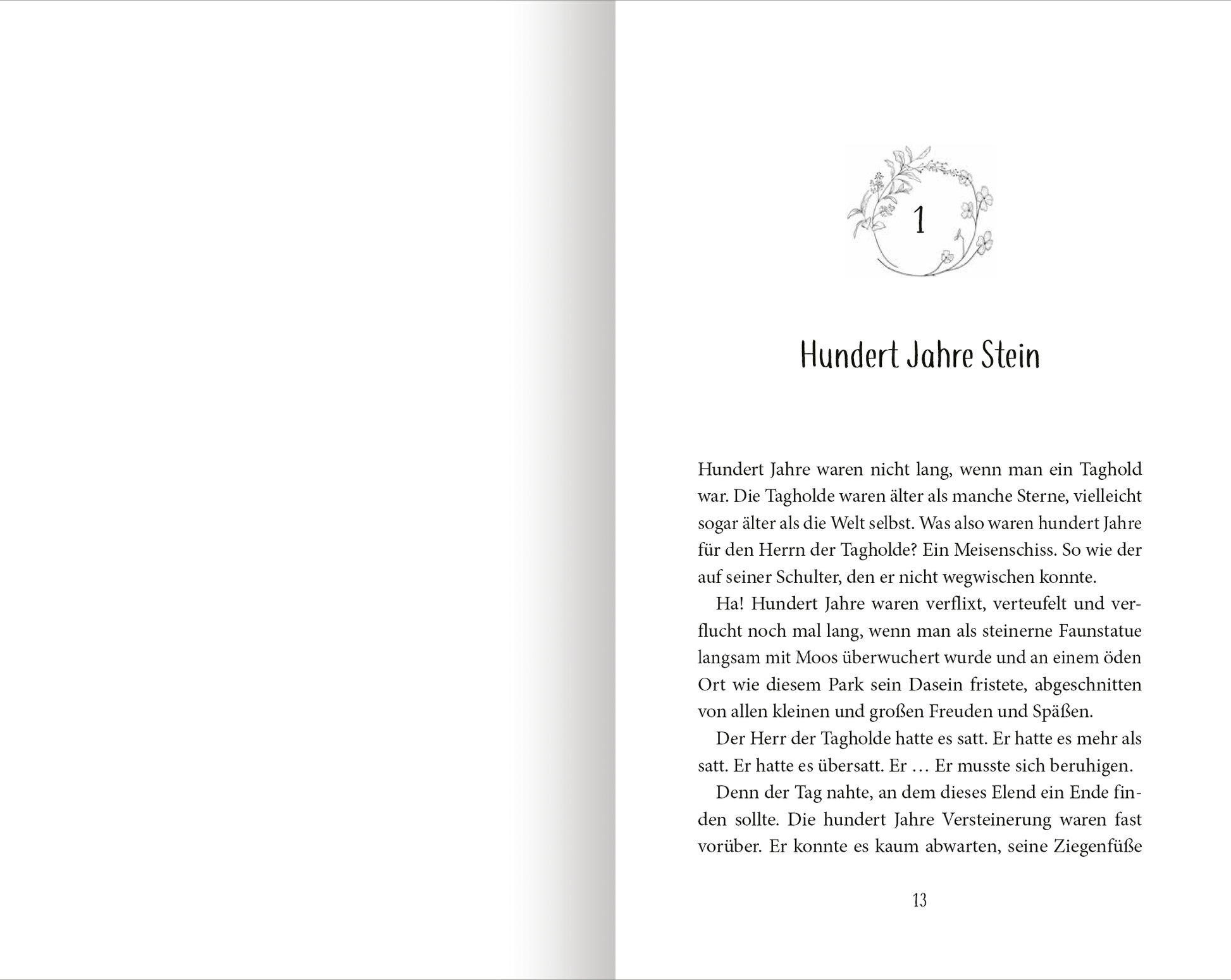 Gezeigt wird eine Innenansicht von „Dämmernachtstraum“. Die Seite präsentiert den Kapitelanfang mit der Überschrift „Hundert Jahre Stein“ in eleganter, geschwungener Typografie. Die  Kapitelnummer wird umrahmt von einer floralen Verzierung. Links ist die Seite leer, während rechts der Text in gut lesbarer Schrift angeordnet ist.
