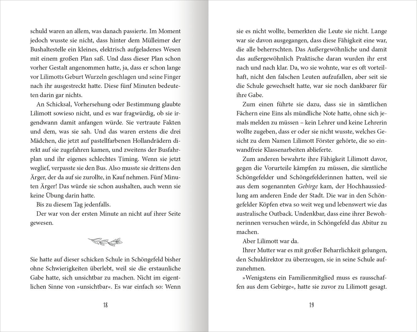Gezeigt wird eine Innenansicht von „Dämmernachtstraum“. Die Seiten sind im klassischen Schwarz-Weiß-Layout gehalten. Der Text ist in einer gut lesbaren serifenlosen Schrift gesetzt, die helle Schriftfarbe hebt sich klar vom dunklen Hintergrund ab. Der Zeilenabstand sorgt für angenehme Lesbarkeit. Grafische Elemente sind dezent und unterstützen die Schrift, ohne vom Inhalt abzulenken. Die Seitenzahlen sind klar sichtbar angeordnet, was die Orientierung im Buch erleichtert.