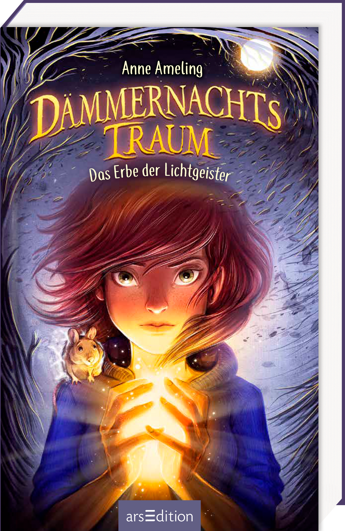 Auf dem Buchcover von „Dämmernachtstraum – Das Erbe der Lichtgeister“ von Anne Ameling sieht man ein junges Mädchen mit roten Haaren, das einen leuchtenden Lichtball in den Händen hält. Ihr Blick ist konzentriert, während ein kleines Tier an ihrer Seite sitzt. Der Hintergrund ist in sanften Lila- und Blautönen gehalten, was eine mystisch Atmosphäre schafft. Der Titel ist in goldener Schrift oben platziert. Ganz unten mittig steht der Logoschriftzug von arsEdition.