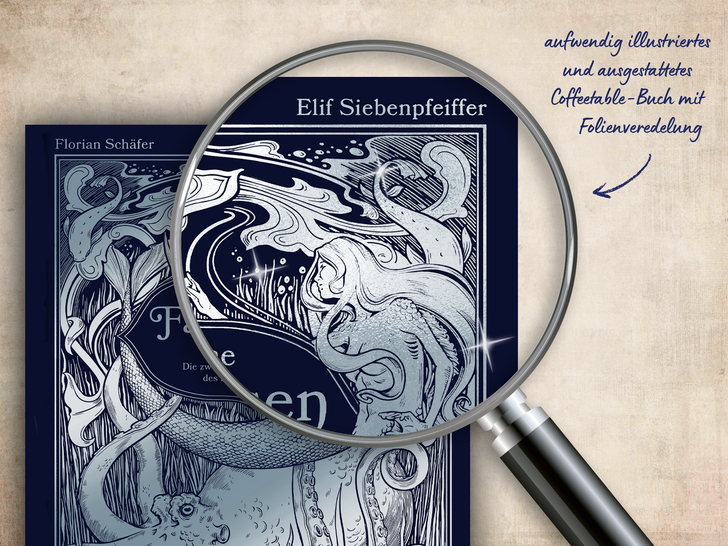 Gezeigt wird eine Innen- oder Zusatzansicht von „Verborgene Fabelwesen der Meere“. Die Illustration zeigt eine fantasievolle Darstellung von Meeresfabelwesen in sanften Blau- und Grautönen, die von geschwungenen Linien umgeben sind. Der Titel in eleganter, stilisierter Schrift ist prominent platziert und ergänzt die kunstvollen Illustrationen. Zudem ist das Cover mit Folienveredelung versehen, was zusätzliche Helligkeit und Glanz verleiht, während die feinen Details der Zeichnungen zur...