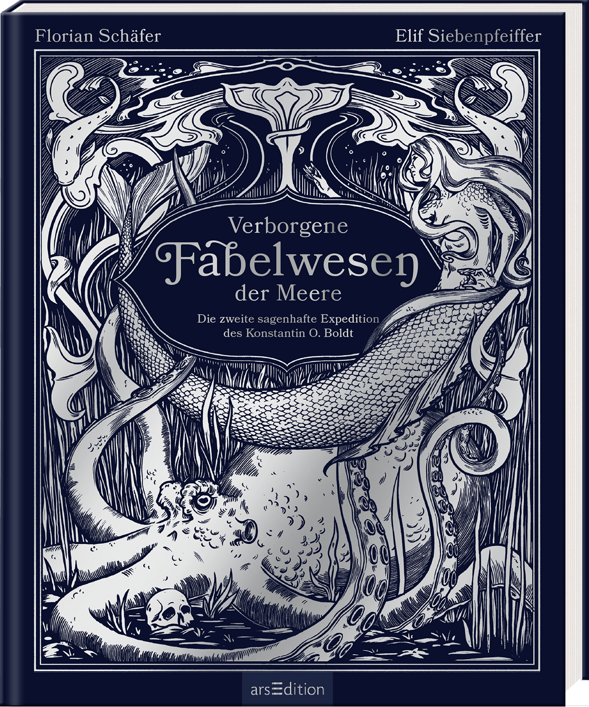 Das Buchcover zeigt eine detaillierte, monochrome Illustration von fantastischen Meereswesen, darunter eine Sirene und ein großer Oktopus, umgeben von dekorativen Elementen und geheimnisvollen Symbolen. Der Titel „Verborgenes Fabelwesen der Meere“ ist prominent in geschwungener Schrift platziert, während der Untertitel „Die zweite sagenhafte Expedition des Konstantin O. Boldt“ in kleinerer Schrift darunter steht. Die Gesamtheit vermittelt eine geheimnisvolle und abenteuerliche...