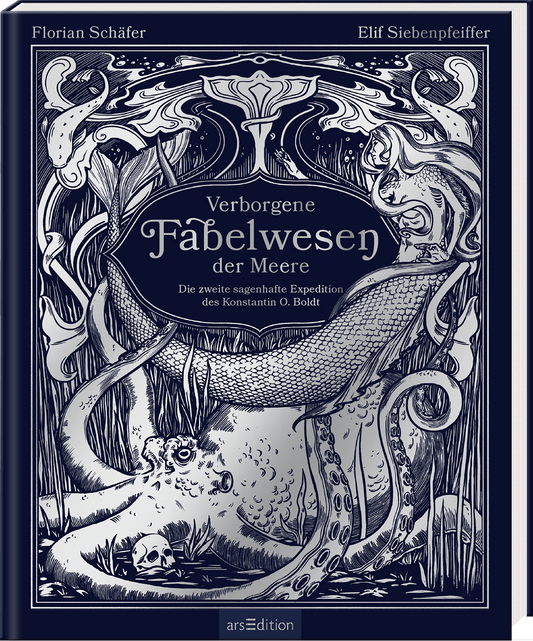 Das Buchcover zeigt eine detaillierte, monochrome Illustration von fantastischen Meereswesen, darunter eine Sirene und ein großer Oktopus, umgeben von dekorativen Elementen und geheimnisvollen Symbolen. Der Titel „Verborgenes Fabelwesen der Meere“ ist prominent in geschwungener Schrift platziert, während der Untertitel „Die zweite sagenhafte Expedition des Konstantin O. Boldt“ in kleinerer Schrift darunter steht. Die Gesamtheit vermittelt eine geheimnisvolle und abenteuerliche...