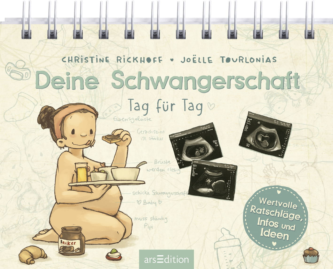 Auf dem Buchcover von „Deine Schwangerschaft Tag für Tag“ von Christine Rickhoff und Joëlle Tourlonias sitzt eine fröhliche, schwanger aussehende Frau auf dem Boden und genießt ein Stück Kuchen. Um sie herum sind Illustrationen von Alltagsgegenständen und drei Ultraschallbilder. Der Titel ist in einer verspielten, großen Schrift in mintgrün gestaltet, während der Untertitel in einem sanften Grau erscheint. Ganz unten mittig steht der Logoschriftzug von arsEdition.