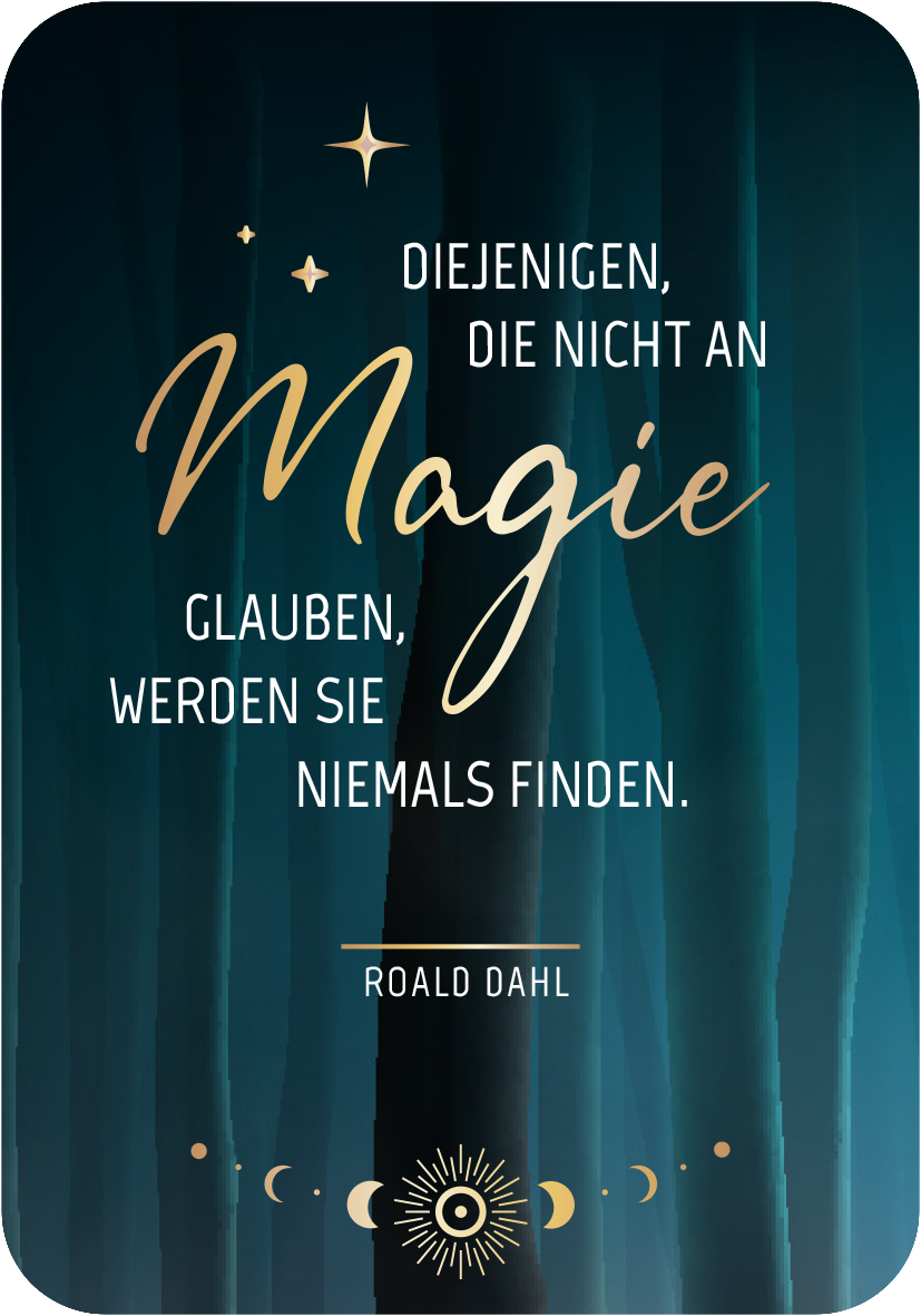 Gezeigt wird eine Innen- oder Zusatzansicht von „Der Raunacht-Adventskalender“. Die Grafik zeigt einen tiefen, dunklen Hintergrund in verschiedenen Blautönen, der an einen mystischen Wald erinnert. In der Mitte steht in eleganter, goldener Schrift der Satz: „Diejenigen, die nicht an Magie glauben, werden sie niemals finden.“ Darunter ist der Name „Roald Dahl“ in schlichter, weißer Schrift platziert. Dekorative, kleine Sterne und Mondsymbole ergänzen das Gesamtbild und verleihen...