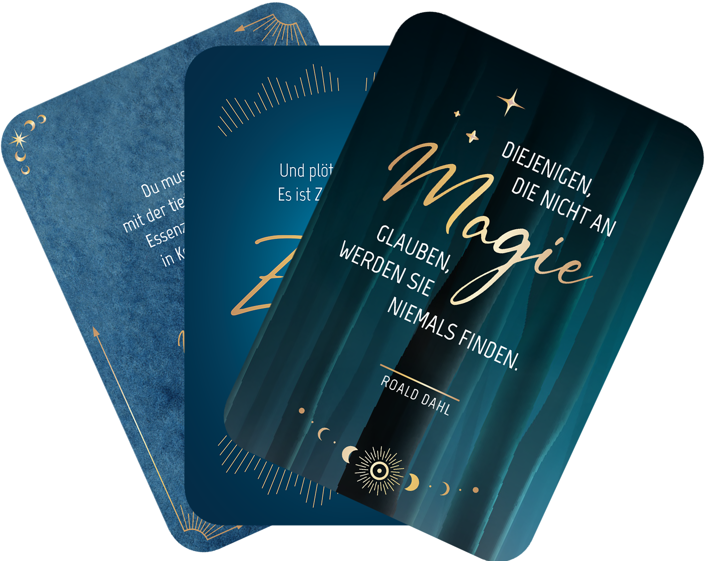 Gezeigt wird eine Innen- oder Zusatzansicht von „Der Raunacht-Adventskalender“. Die Ansicht zeigt drei Karten in unterschiedlichen Designs. Eine Karte ist in Blau gehalten mit einem Zitat in Weiß. Eine andere Karte hat einen tiefen, dunklen Grünton und präsentiert den Schriftzug „Magie“ in Gold, umrahmt von kleinen Sternen und einem Rundsymbol. Die dritte Karte variiert durch sanfte, gewellte Linien und Farbverläufe, die in hellen und dunklen Tönen harmonieren, unterlegt mit...