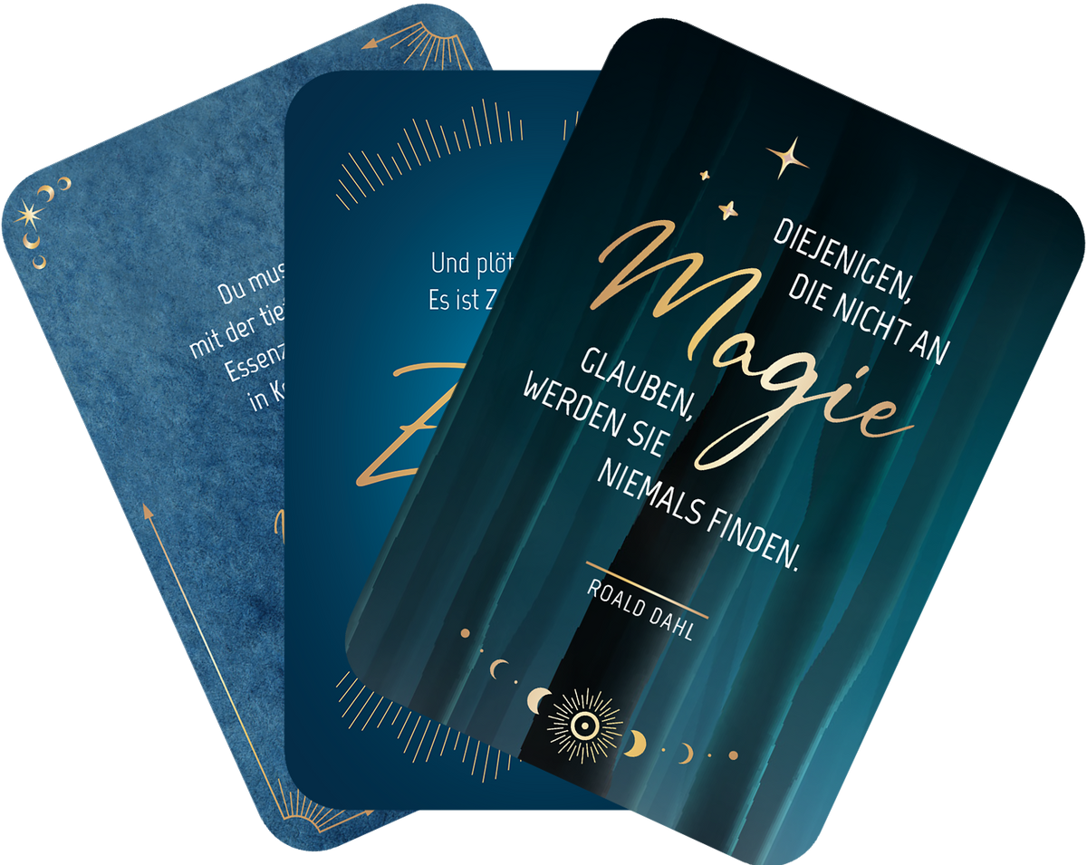 Gezeigt wird eine Innen- oder Zusatzansicht von „Der Raunacht-Adventskalender“. Die Ansicht zeigt drei Karten in unterschiedlichen Designs. Eine Karte ist in Blau gehalten mit einem Zitat in Weiß. Eine andere Karte hat einen tiefen, dunklen Grünton und präsentiert den Schriftzug „Magie“ in Gold, umrahmt von kleinen Sternen und einem Rundsymbol. Die dritte Karte variiert durch sanfte, gewellte Linien und Farbverläufe, die in hellen und dunklen Tönen harmonieren, unterlegt mit...
