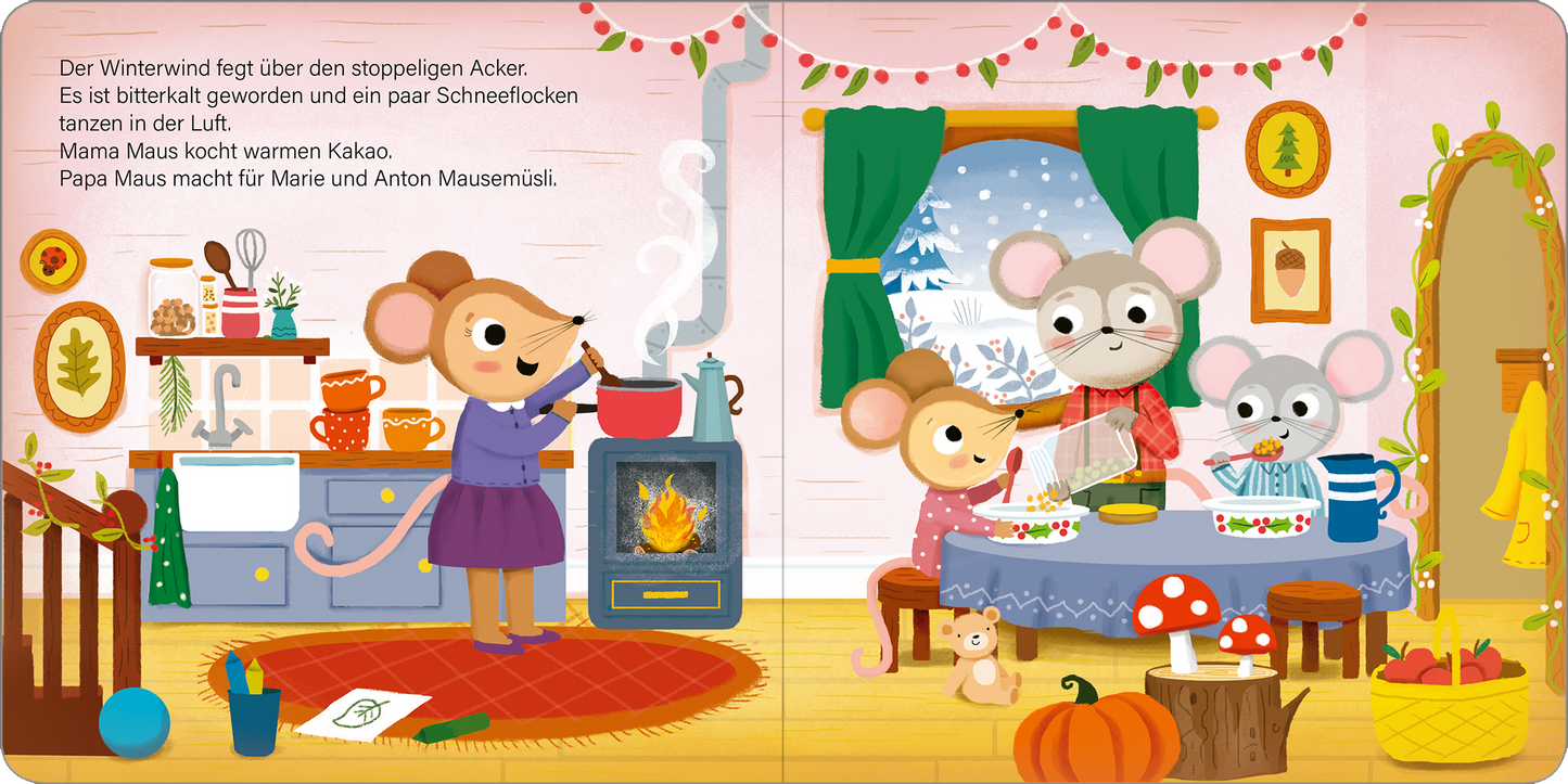 Gezeigt wird eine Innen- oder Zusatzansicht von „Hurra, der Winter ist da!“. Die Illustration zeigt eine heimelige Küche, in der eine Maus mit einem Kochtopf auf dem Herd steht und Kakao zubereitet. Im Hintergrund sind ein Fenster mit grünen Vorhängen und festlichen Lichtern, sowie eine dekorative Wand mit Tannenzweigen und einem hübschen Bild zu sehen. Am Tisch sitzen zwei weitere Mäuse, die aufmerksam einem Buch folgen. Der Boden ist mit einem runden, roten Teppich bedeckt, und die...