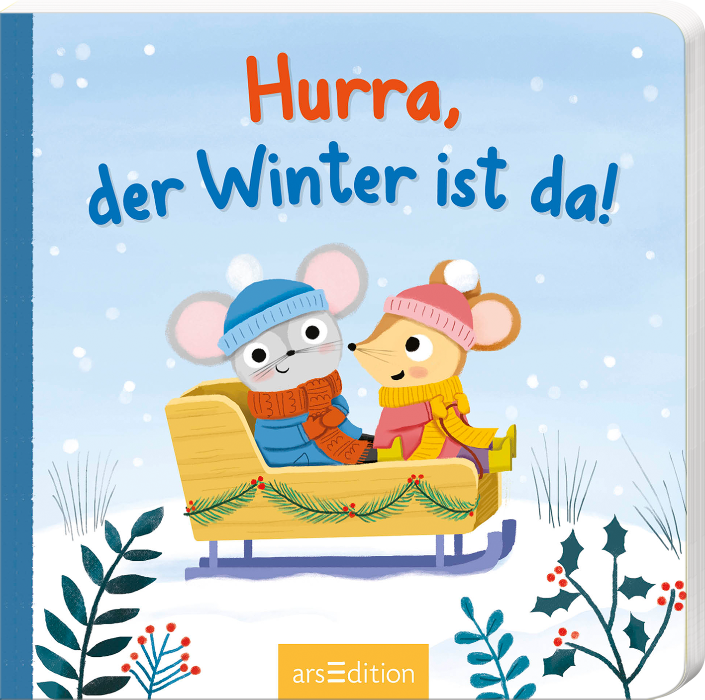 Auf dem Cover „Hurra, der Winter ist da!“ sind zwei fröhliche Mäuse in einem Schlitten abgebildet, umgeben von einer winterlichen Schneelandschaft. Die Maus links trägt eine blaue Mütze und einen roten Schal, während die Maus rechts eine pinke Mütze und einen gelben Pullover hat. Der Hintergrund ist blau mit weißen Schneeflocken. Der Titel ist in freundlichen, bunten Buchstaben gestaltet, der Zusatz „SPIEGEL Bestseller“ ist in einem Button integriert. Ganz unten mittig steht der...