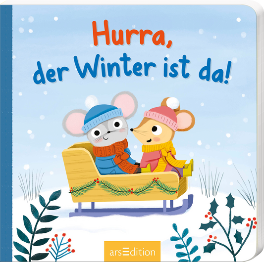 Auf dem Cover „Hurra, der Winter ist da!“ sind zwei fröhliche Mäuse in einem Schlitten abgebildet, umgeben von einer winterlichen Schneelandschaft. Die Maus links trägt eine blaue Mütze und einen roten Schal, während die Maus rechts eine pinke Mütze und einen gelben Pullover hat. Der Hintergrund ist blau mit weißen Schneeflocken. Der Titel ist in freundlichen, bunten Buchstaben gestaltet, der Zusatz „SPIEGEL Bestseller“ ist in einem Button integriert. Ganz unten mittig steht der...