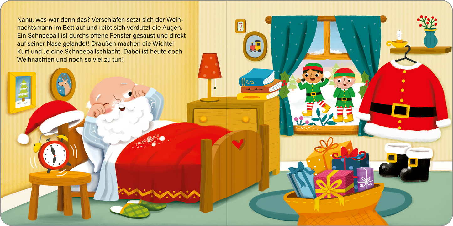 Gezeigt wird eine Innen- oder Zusatzansicht von „Hallo, lieber Weihnachtsmann!“. Die illustrierte Szene zeigt den Weihnachtsmann im Bett, umgeben von warmen Farben wie Rot, Grün und Gelb. Er hat einen langen weißen Bart und trägt einen roten Schlafanzug. Neben dem Bett stehen ein Nachttisch und ein Fenster mit blauen Vorhängen, durch das Schnee zu sehen ist. Im Hintergrund warten zwei fröhliche Wichtel und bunte Geschenke in einem Schaukelstuhl auf den Weihnachtsmann.