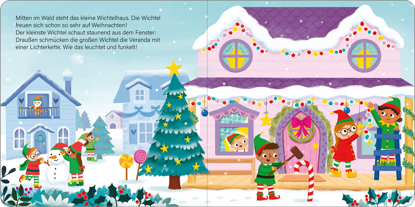 Gezeigt wird eine Innen- oder Zusatzansicht von „Weihnachten bei Familie Wichtel“. Die Illustration zeigt eine fröhliche Winterlandschaft mit verschneiten Tannenbäumen und einem bunt geschmückten Wichtelhaus in Pastellfarben. Die Wichtel tragen farbenfrohe Kostüme in Grün und Rot und dekorieren eifrig die Veranda mit einer Lichterkette. Ein kleiner Wichtel blickt neugierig aus dem Fenster. Die Typografie ist spielerisch und kindgerecht, unterstreicht die festliche Stimmung.