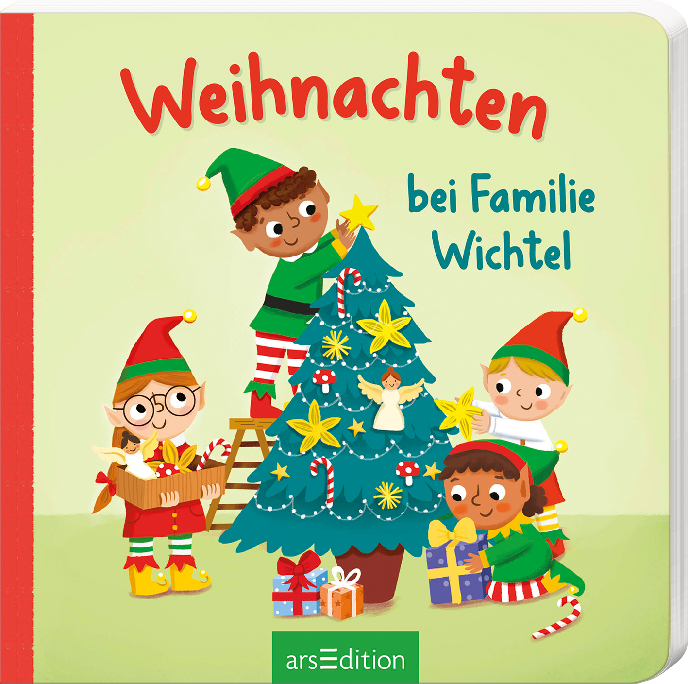 Das Cover zeigt eine fröhliche Weihnachtsszene mit vier Wichteln in bunten Kostümen. Sie stehen um einen großen, festlich geschmückten Weihnachtsbaum, der mit goldenen Sternen und einer Engel-Figur verziert ist. Die Wichtel lächeln und halten Geschenke in bunten Verpackungen. Darüber steht in auffälliger roter Schrift der Titel „Weihnachten bei Familie Wichtel“. Ganz unten mittig steht der Logoschriftzug von arsEdition.