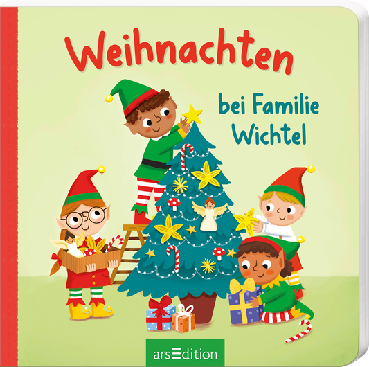 Das Cover zeigt eine fröhliche Weihnachtsszene mit vier Wichteln in bunten Kostümen. Sie stehen um einen großen, festlich geschmückten Weihnachtsbaum, der mit goldenen Sternen und einer Engel-Figur verziert ist. Die Wichtel lächeln und halten Geschenke in bunten Verpackungen. Darüber steht in auffälliger roter Schrift der Titel „Weihnachten bei Familie Wichtel“. Ganz unten mittig steht der Logoschriftzug von arsEdition.