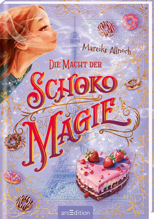 Das Cover zeigt ein Mädchen mit Locken am linken Rand, das einen Duft wahrnimmt. Im Hintergrund ist der Eiffelturm in sanften Farben dargestellt, umrahmt von filigranen, goldenen Ornamenten. Der Titel „Die Macht der Schokomagie“ ist in großen, abgerundeten, roten Buchstaben gestaltet. Über dem Titel schweben bunte Donuts, während eine große Torte im Vordergrund rechts steht. Oben rechts ist der Name der Autorin, Mareike Allnoch, platziert. Ganz unten mittig steht der Logoschriftzug von...