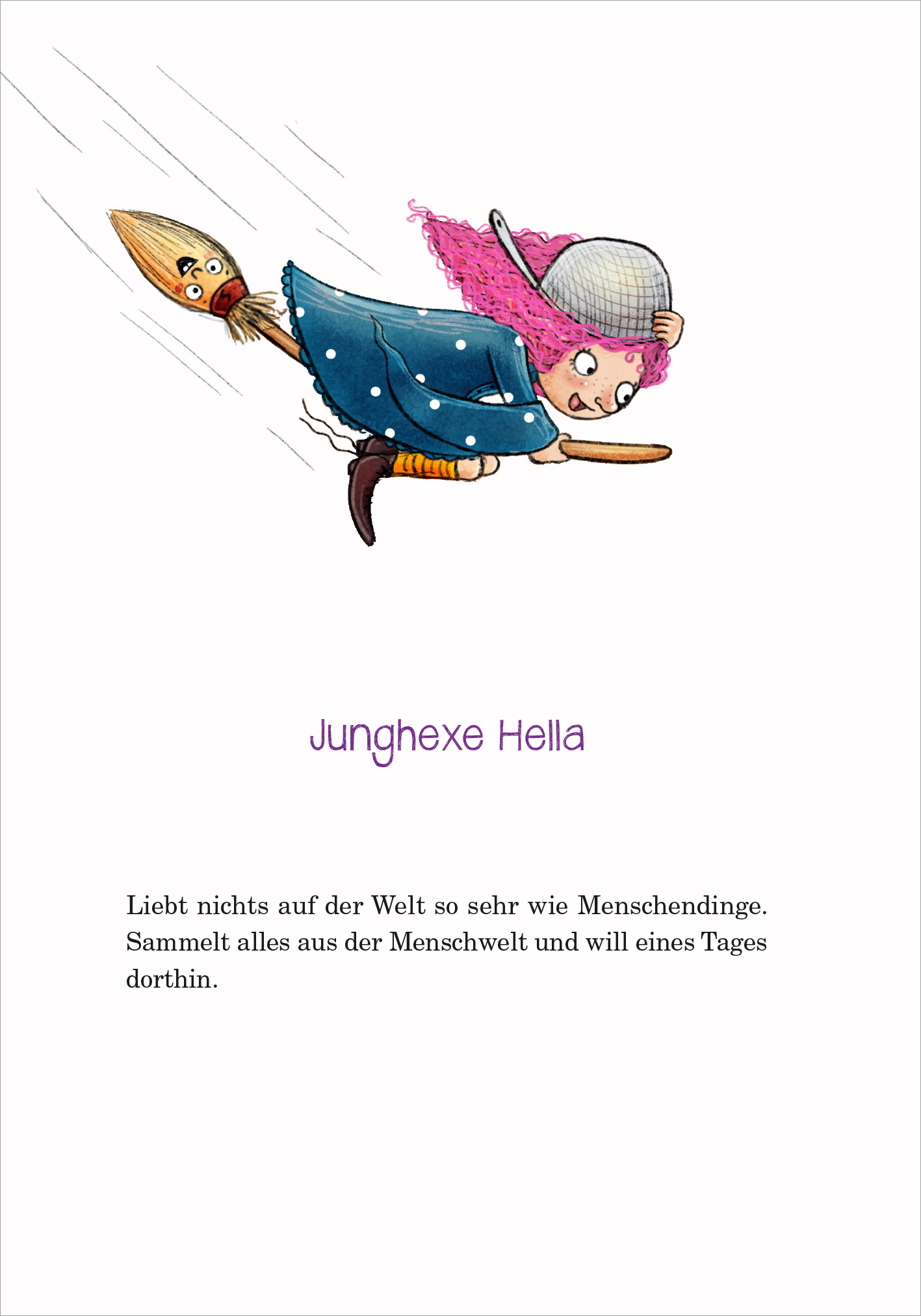 Gezeigt wird eine Innen- oder Zusatzansicht von „Hella Pfefferkessel“. Die Illustration zeigt eine junge Hexe mit pinkem, lockigem Haar, die auf einem Besen fliegt. Sie trägt einen blauen Umhang und blickt fröhlich. Unter der Illustration steht der Text „Junghexe Hella“ in eleganter, blauer Typografie. Darunter befindet sich ein beschreibender Text in schwarzer Schrift, der die Vorliebe der Hexe für die Menschenwelt thematisiert. Der Hintergrund ist weiß.