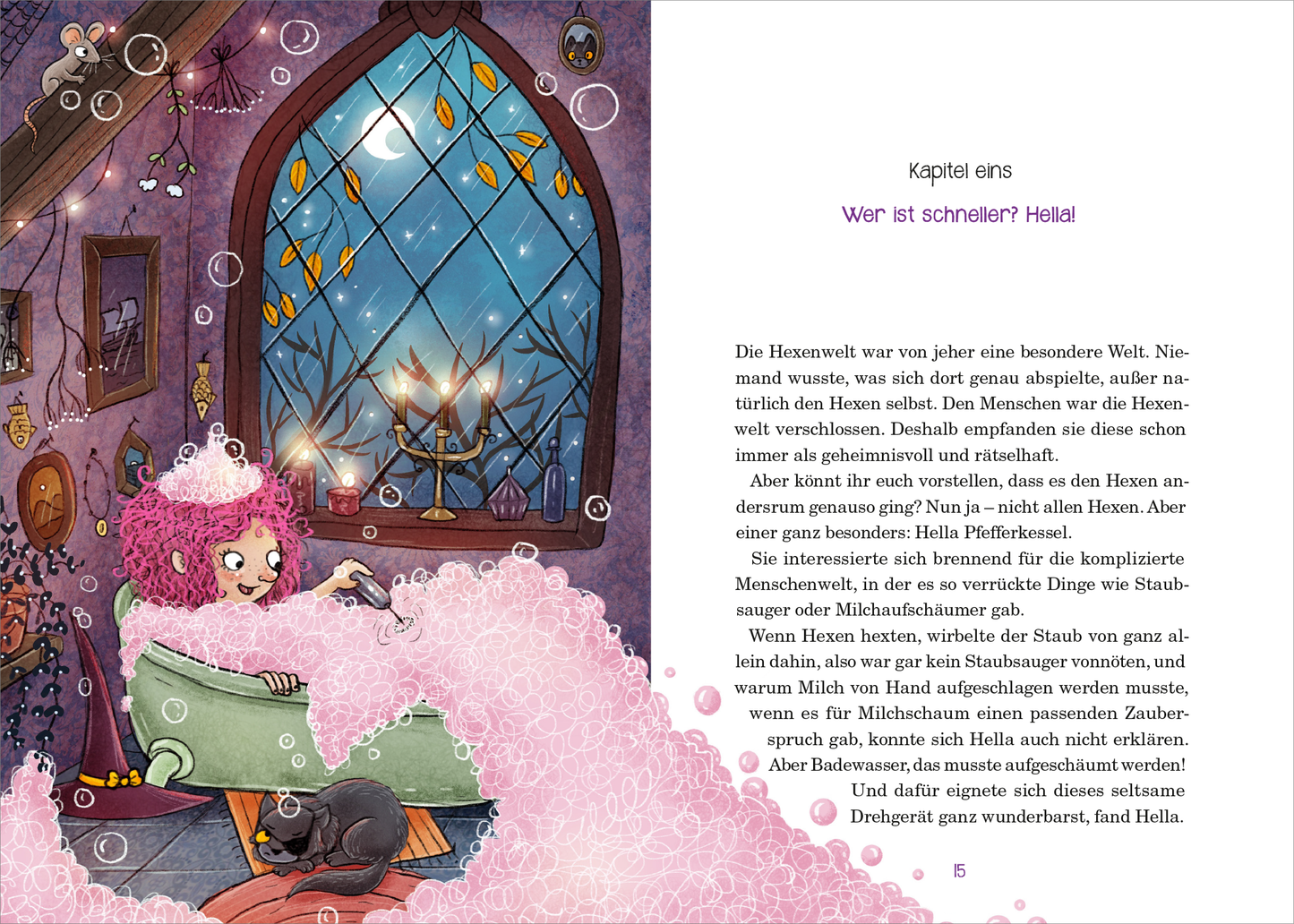 Gezeigt wird eine Innen- oder Zusatzansicht von „Hella Pfefferkessel“. Die linke Seite zeigt eine humorvolle Illustration eines hexenartigen Mädchens mit pinken Locken, das in einer Badewanne mit pinkem Badeschaum sitzt. Eine Katze liegt auf dem Boden neben der Wanne. Die rechte Seite enthält den Text in klarer, gut lesbarer Schrift, mit Überschriften in einer verspielten Typografie.