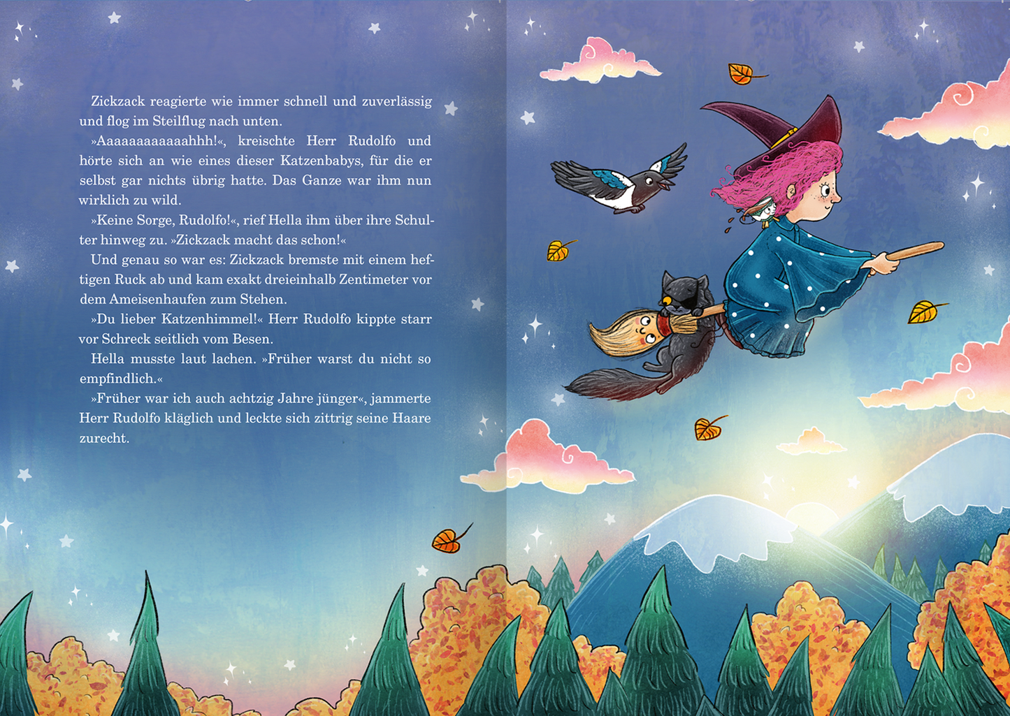 Gezeigt wird eine Innen- oder Zusatzansicht von „Hella Pfefferkessel“. Auf der farbenfrohen Illustration fliegt ein fröhliches Mädchen mit rotem Haar und einer spitzen Hexenmütze auf einem Besen durch den Himmel. Umgeben von Bäumen, Bergen und herbstlichen Blättern, sind außerdem ein Vogel und eine Katze zu sehen. Die sanften Farbtöne reichen von Blau über Grün bis hin zu Orange.