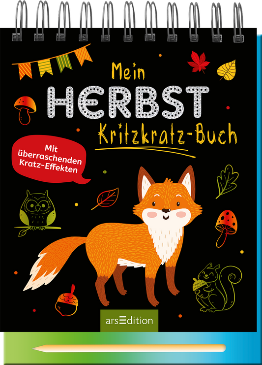 Das Buchcover zeigt einen fröhlichen, orangefarbenen Fuchs vor einem schwarzen Hintergrund, umgeben von bunten Blättern, Pilzen und einem Eichhörnchen. Oberhalb des Fuchses steht in großen, weißen Buchstaben „Mein HERBST“, gefolgt von „Kritzkatz-Buch“ in gelber Handschrift. Ein rotes Label mit dem Text „Mit überraschenden Kratz-Effekten“ befindet sich am unteren Rand. Die Atmosphäre ist verspielt und herbstlich. Ganz unten mittig steht der Logoschriftzug von arsEdition.