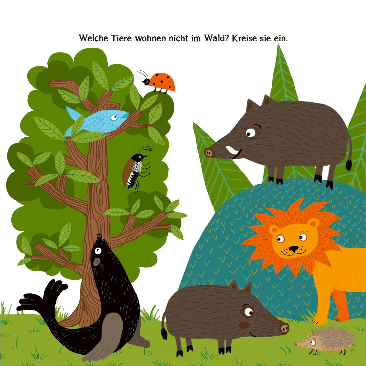 Gezeigt wird eine Innen- oder Zusatzansicht von „Naturrätsel im Herbst“. Die Illustration zeigt eine bunte Waldszene mit verschiedenen Tieren und einem großen Baum. Farbige Elemente wie ein roter Marienkäfer, ein blauer Fisch und ein orangefarbener Löwe sind prominent platziert. Der Hintergrund besteht aus grünen Bäumen und blauen Hügeln. Oben befindet sich eine Frage in klarer, verschnörkelter Schrift, die auffällig in Schwarz gehalten ist. Die lebendige Farbpalette und die...