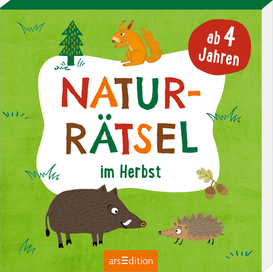Das Buchcover zeigt auf einem lebhaften, grünen Hintergrund ein niedliches Walross mit einem Igel und einem Eichhörnchen, die sich charmant um einen Baum gruppieren. In bunten, verspielten Buchstaben steht der Titel „NATUR-RÄTSEL im Herbst“ zentral platziert. Darüber befindet sich ein rotes Kreis-Label mit der Aufschrift „ab 4 Jahren“. Ganz unten mittig steht der Logoschriftzug von arsEdition.