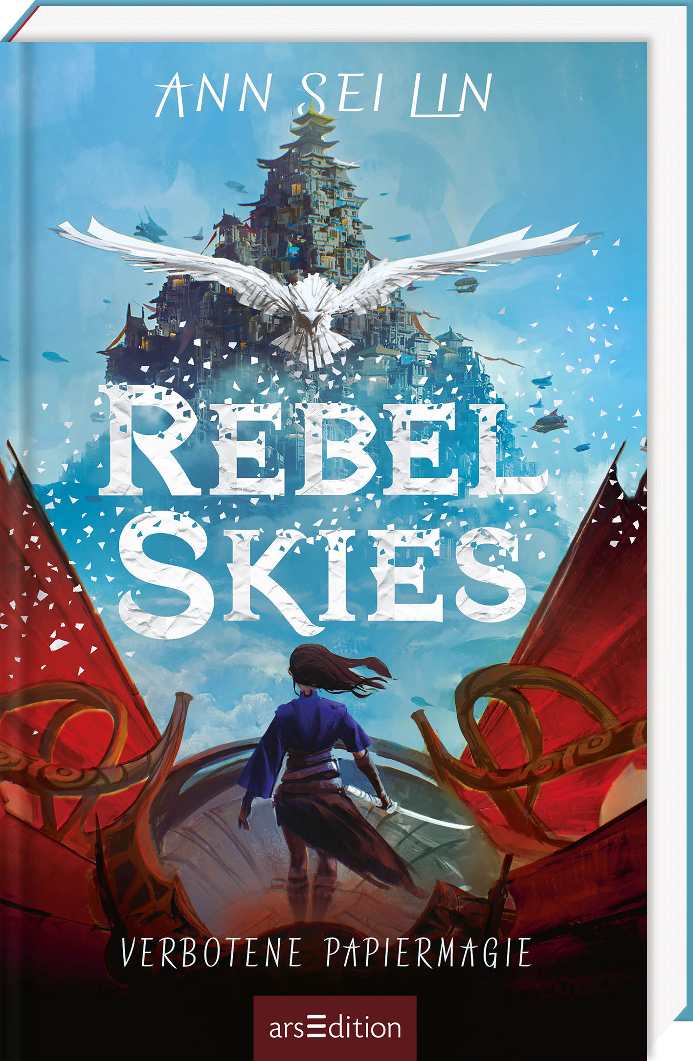 Das Cover von „Rebel Skies – Verbotene Papiermagie“ von Ann Sei Lin zeigt ein Mädchen in dunkler Kleidung mit wehendem Haar, das auf einem roten Luftschiff steht und in die Ferne blickt. Vor ihr erhebt sich eine gewaltige Stadt mit Pagodendächern, die von fliegenden Papierfragmenten umrahmt ist. Ein großer, weißer Vogel aus Papier schwebt mit ausgebreiteten Flügeln auf sie zu. Der Himmel ist hellblau mit angedeuteten Wolken. Der Titel ist in großen, weißen Buchstaben in die Szene...