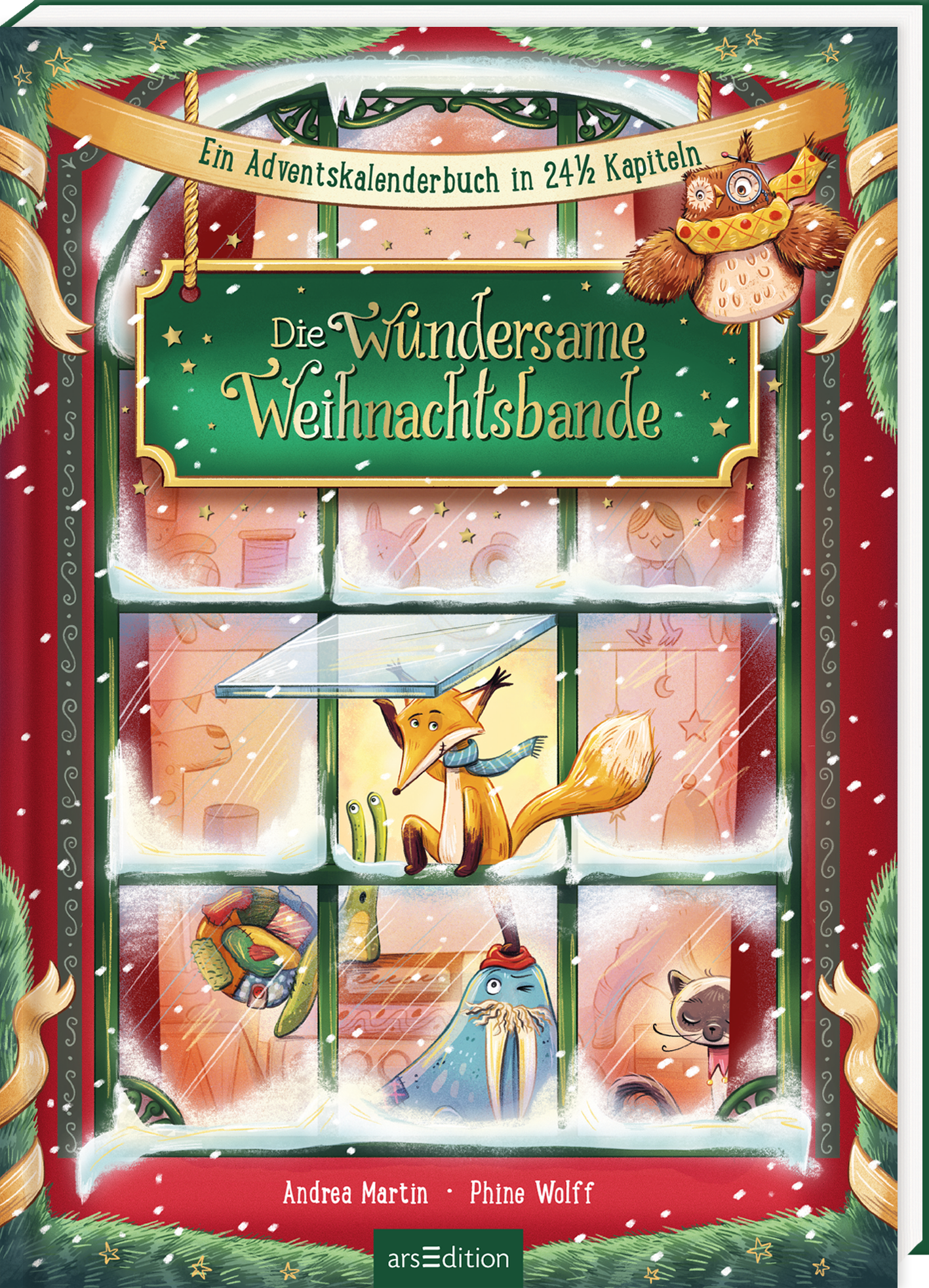Das Buchcover zeigt eine fröhliche Winterlandschaft mit einem großen, stilisierten Fenster, das von einem roten Rahmen umgeben ist. Durch die Fenster sehen wir mehrere Tierfiguren, darunter einen Fuchs und einen Pinguin, die neugierig auf eine weihnachtliche Szenerie blicken. Die zentrale Schrift „Die Wundersame Weihnachtsbande“ ist in einer verspielten, goldenen Typografie gehalten und steht auf einem grünlichen Hintergrund. Oben sind zwei festlich geschmückte Figuren als...