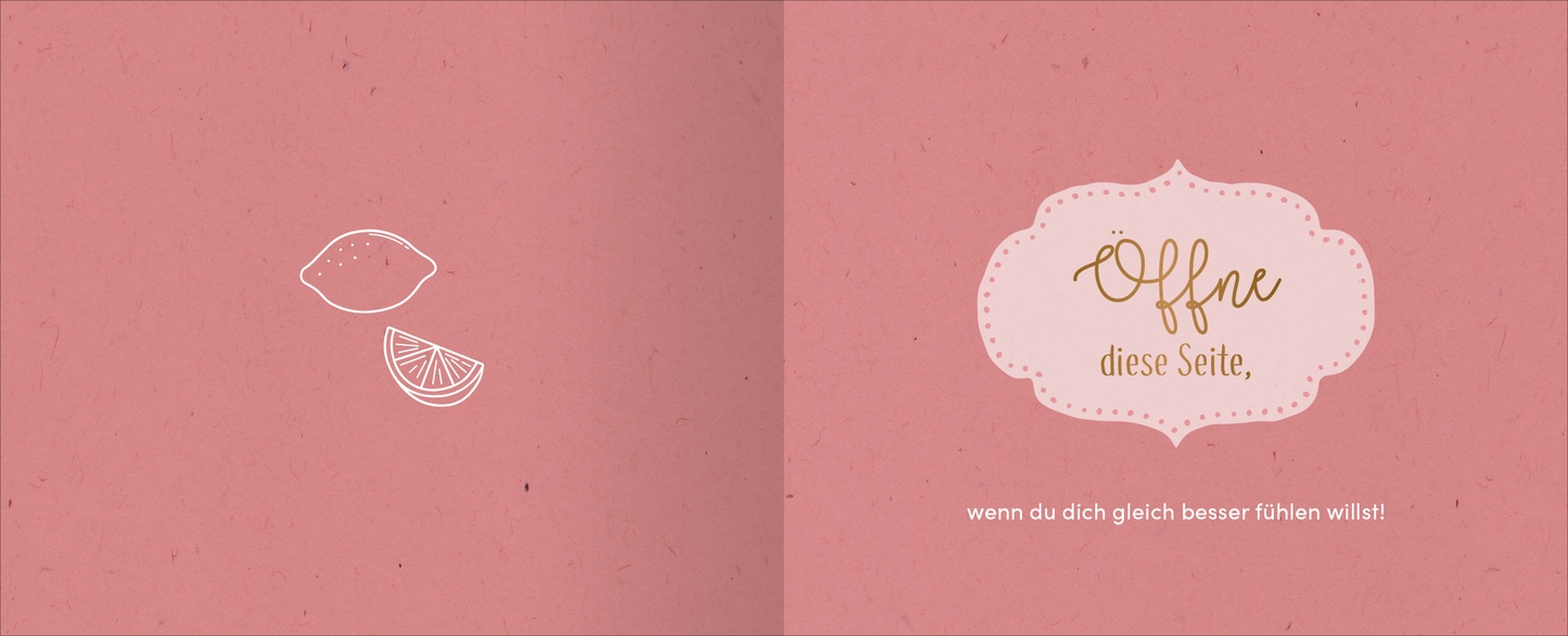 Gezeigt wird eine Innen- oder Zusatzansicht von „Gute Besserung – Alles Liebe!“. Der Hintergrund ist in einem sanften Rosa gehalten, ergänzt durch eine zarte, weiße Zitronenillustration. Auf der rechten Seite befindet sich ein dekorativer إطار um den Text „Offne diese Seite,“ in einer eleganten, goldenen Schrift. Darunter steht der Hinweis „wenn du dich gleich besser fühlen willst!“ in einer klaren, gut lesbaren Typografie.