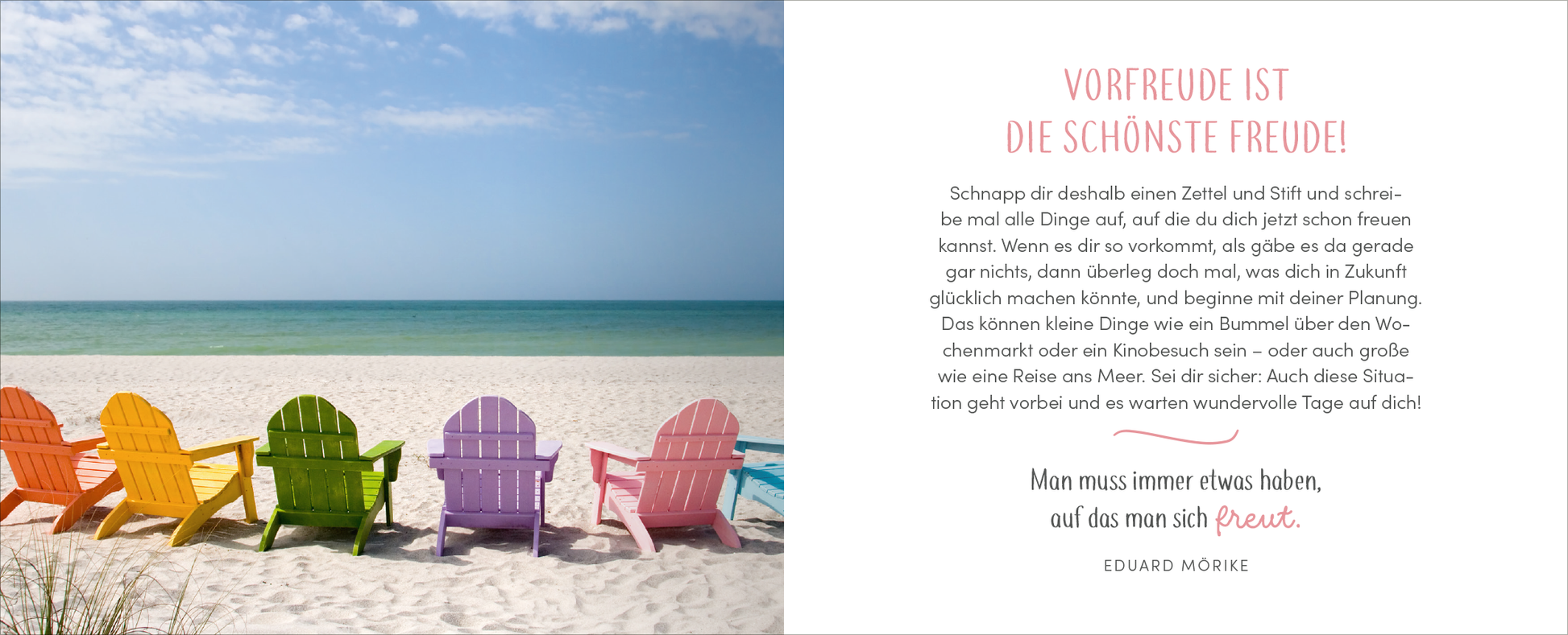 Gezeigt wird eine Innen- oder Zusatzansicht von „Gute Besserung – Alles Liebe!“. Die linke Seite zeigt eine ruhige Strandlandschaft mit fünf bunten, stilvollen Liegestühlen in Orange, Grün, Blau, Pink und Lila, die auf den hellen Sand ausgerichtet sind. Der Himmel strahlt in sanften Blautönen. Auf der rechten Seite steht der Schriftzug „VORFREUDE IST DIE SCHÖNSTE FREUDE!“ in einer modernen, verspielten Typografie. Darunter befindet sich ein liebevoller Text in schwarzer Schrift,...