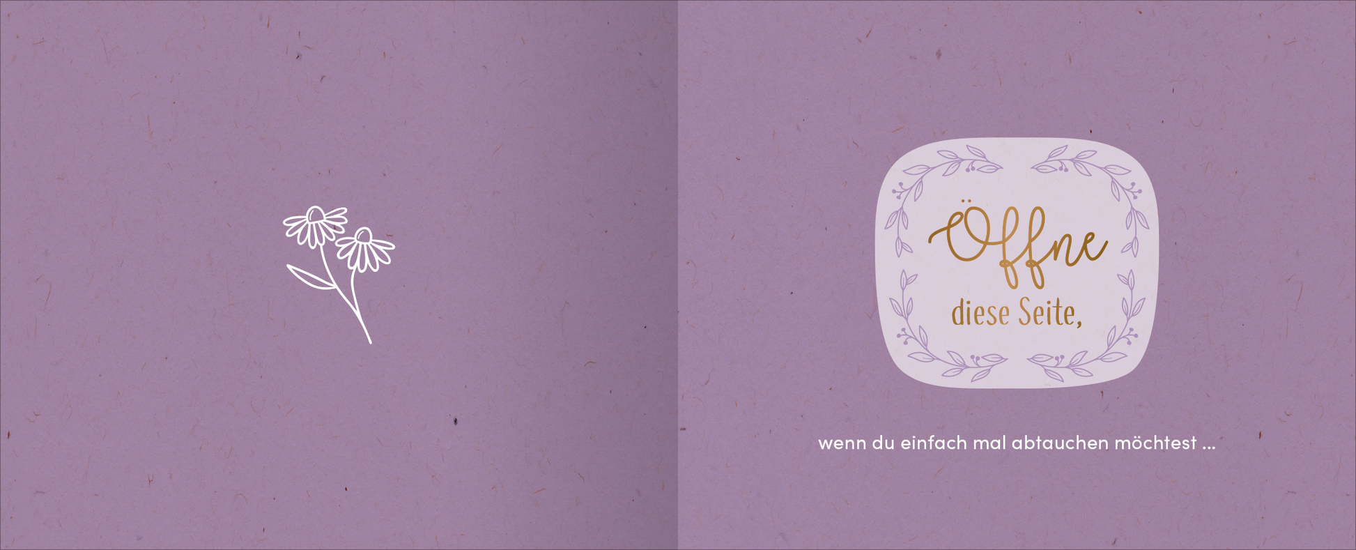 Gezeigt wird eine Innen- oder Zusatzansicht von „Gute Besserung – Alles Liebe!“. Die Seite präsentiert einen sanften lila Hintergrund, auf dem links eine stilisierte weiße Blume abgebildet ist. Rechts befindet sich ein in eleganter, goldener Schriftzug gestalteter Text, der „Offne diese Seite“ sagt, umrahmt von einer sanften, ovalen Kontur und floralen Elementen. Darunter steht der Zusatztext „wenn du einfach mal abtauchen möchtest …“ in einem schlichten, leserlichen Font.